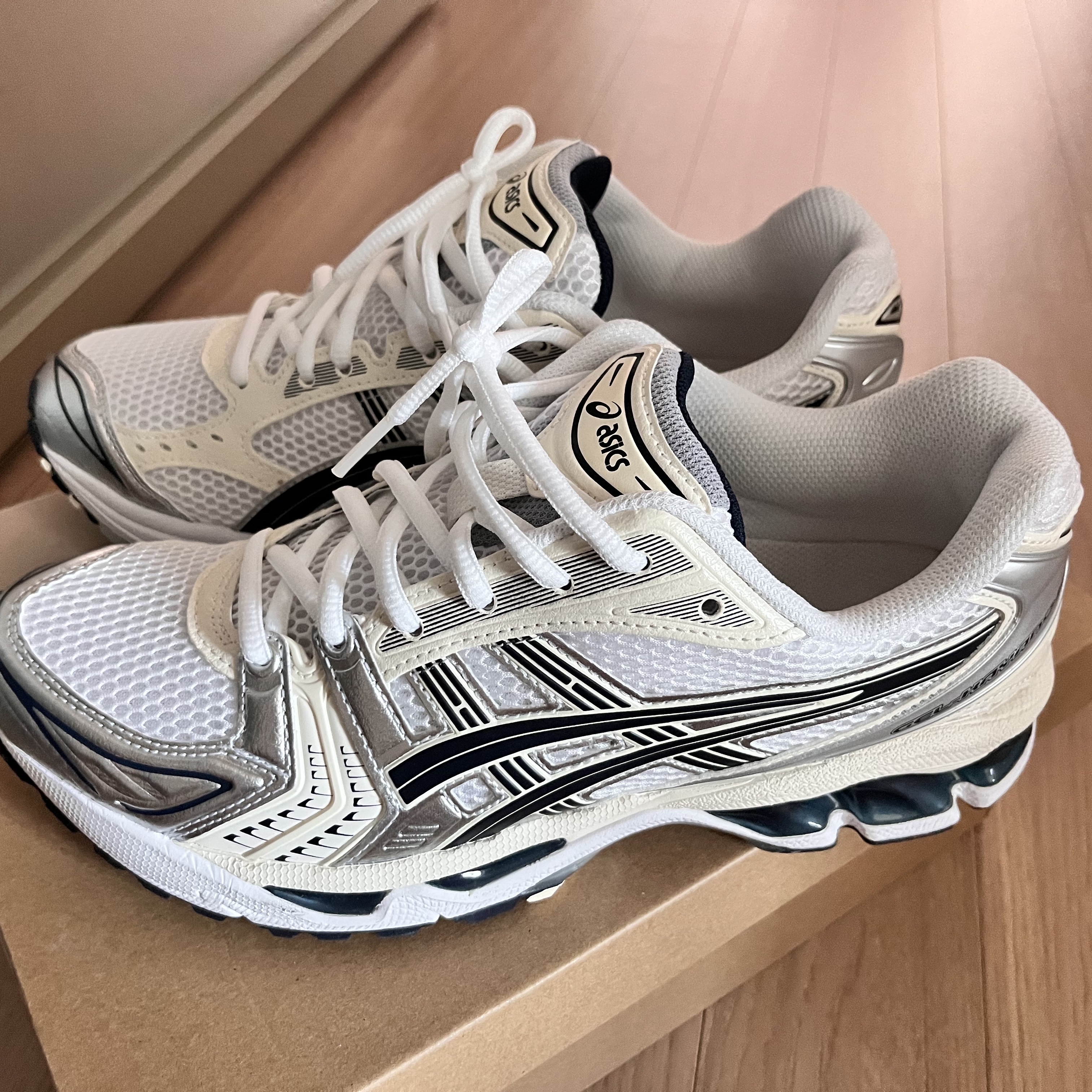 (W) Asics Gel-Kayano 14 White Midnight 착용 스타일