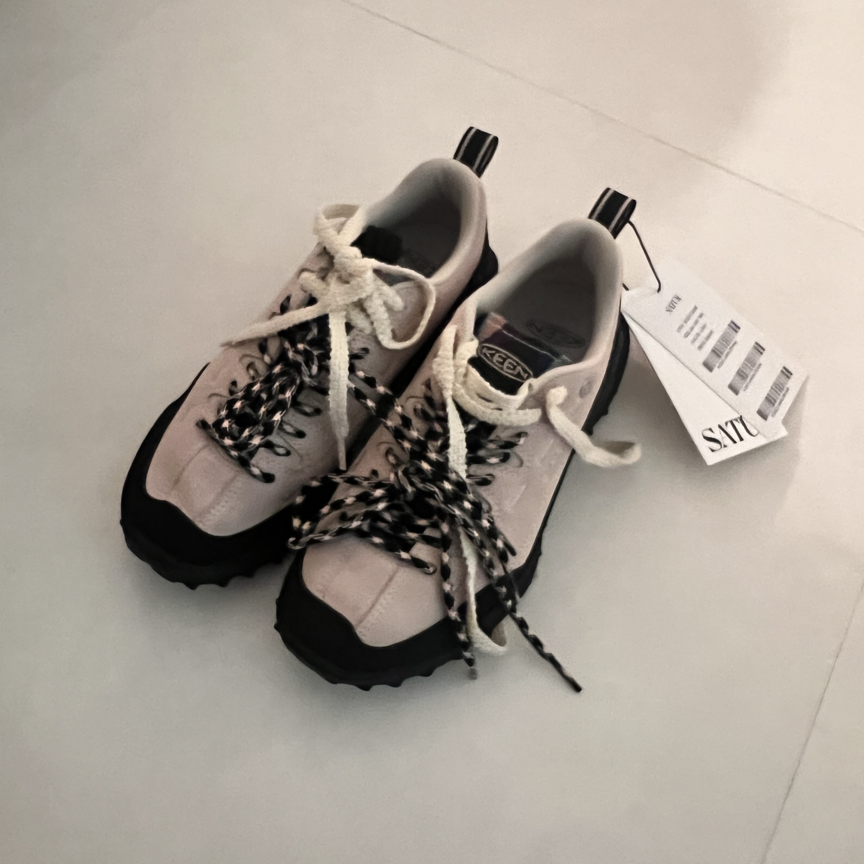 SATUR X KEEN JASPER ZIONIC Light Pink 착용 스타일 - 2