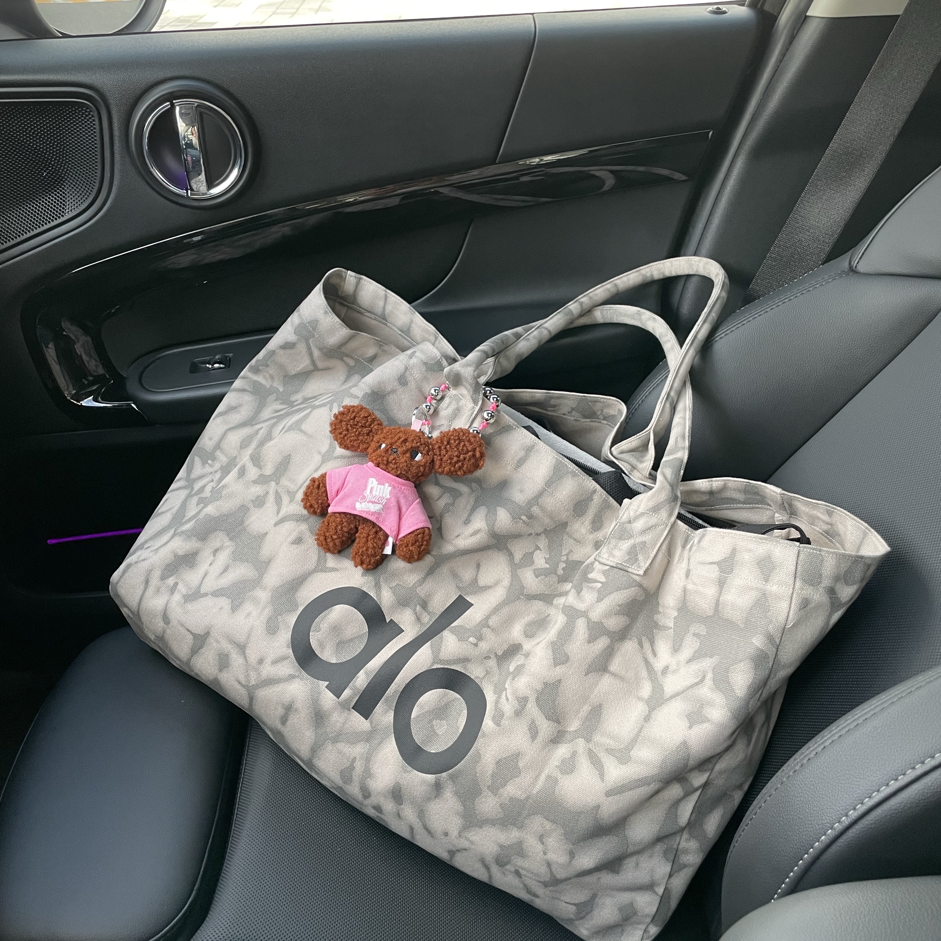 Alo Yoga Iconic Shopper Tote Bag Grey Tiedye 착용 스타일 - 1