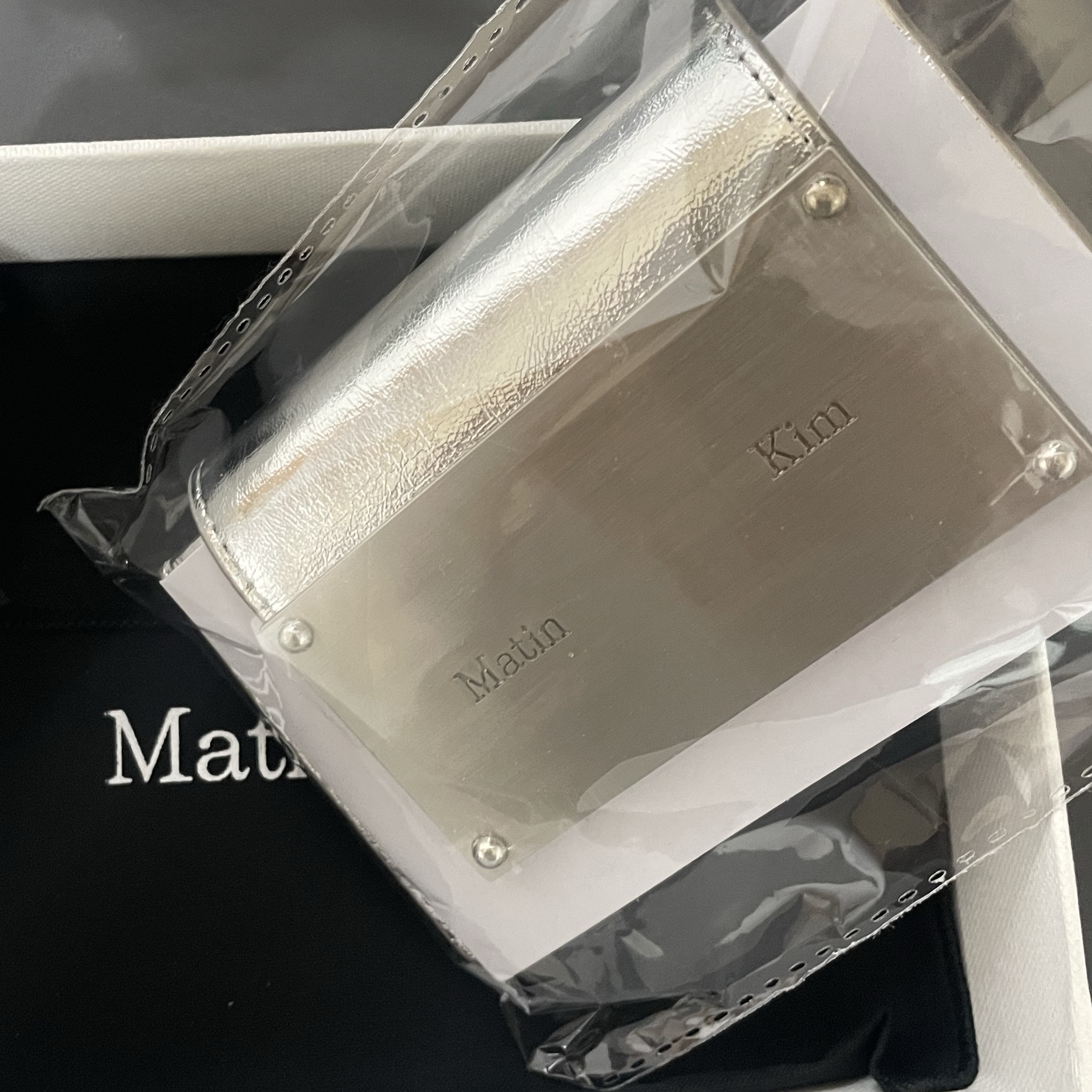 Matin Kim Accordion Wallet Silver 착용 스타일