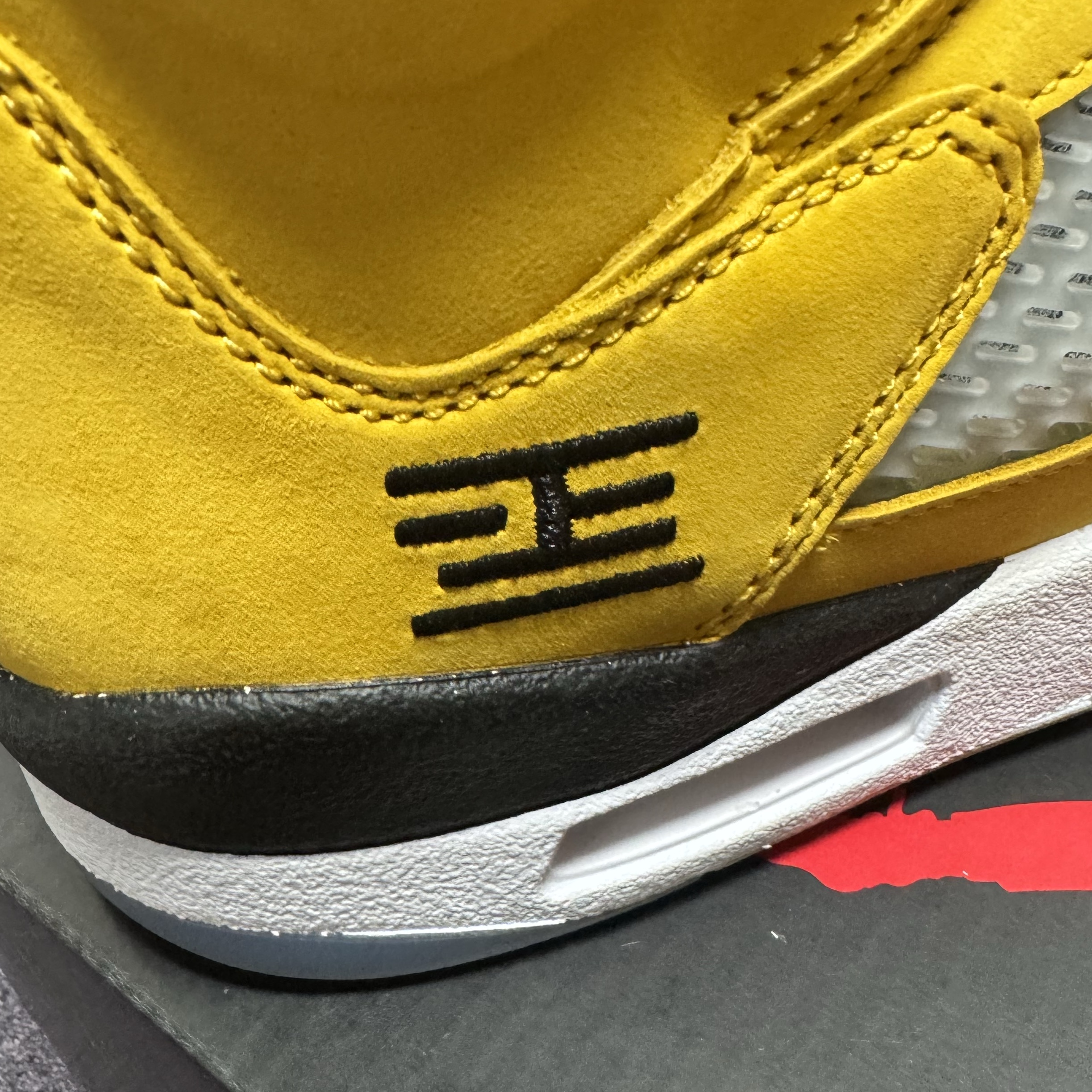 Jordan 5 Retro Varsity Maize and Wolf Grey 착용 스타일 - 2