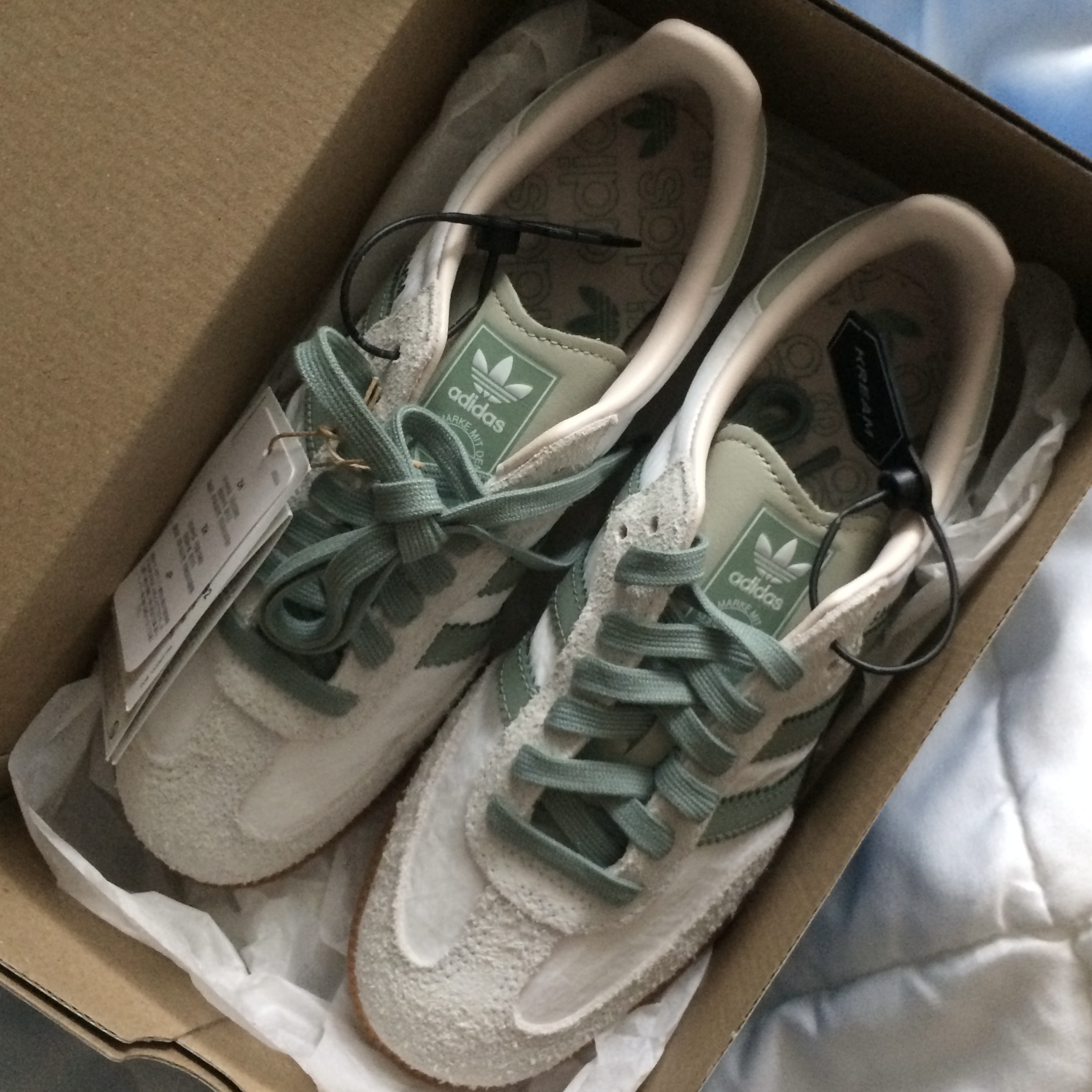 (W) Adidas Samba OG Cloud White Silver Green 착용 스타일