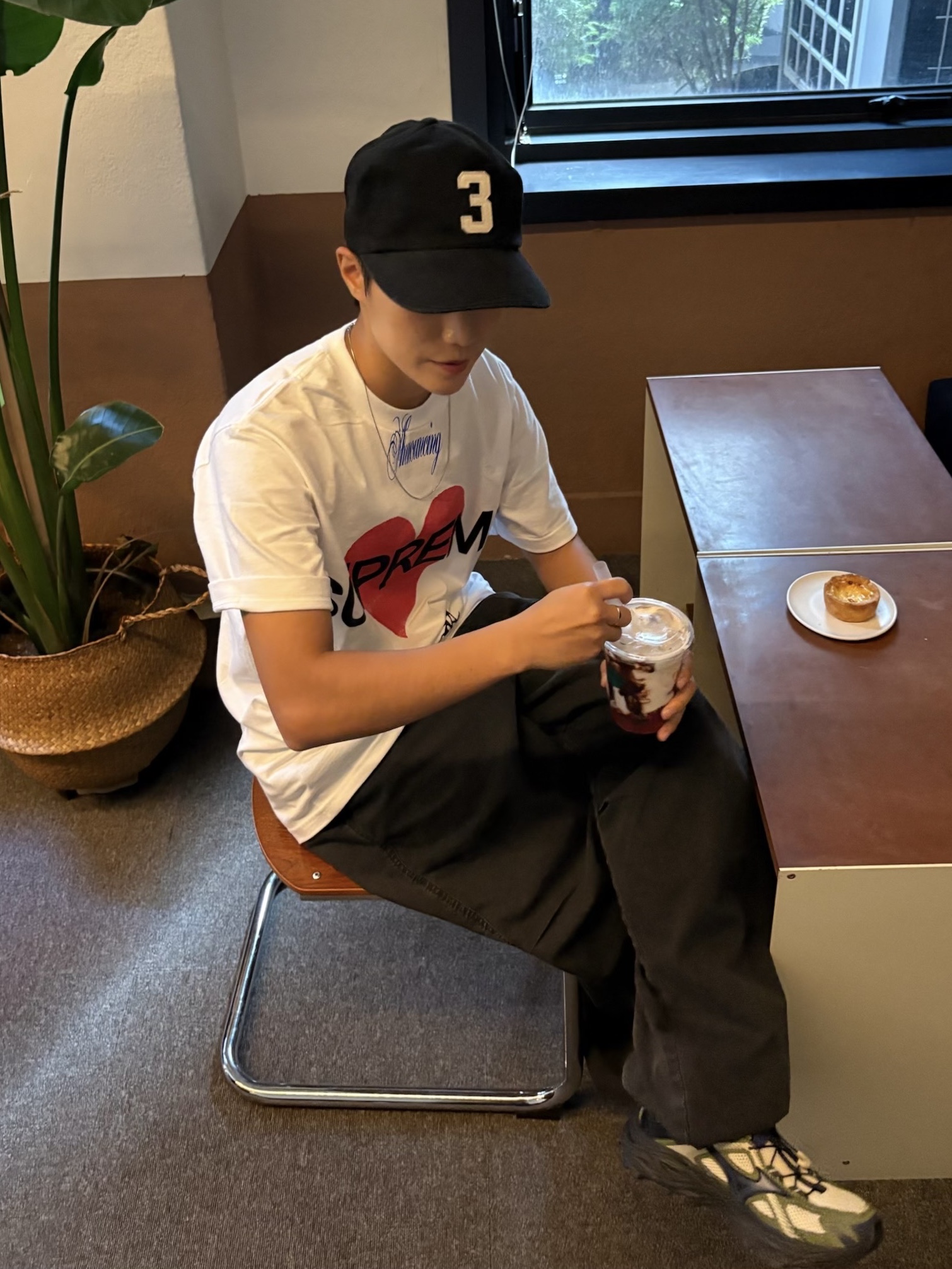 Collect Pieces Three 5 Panel Cap Black, Supreme Announcing T-Shirt White - 25SS 착용 스타일