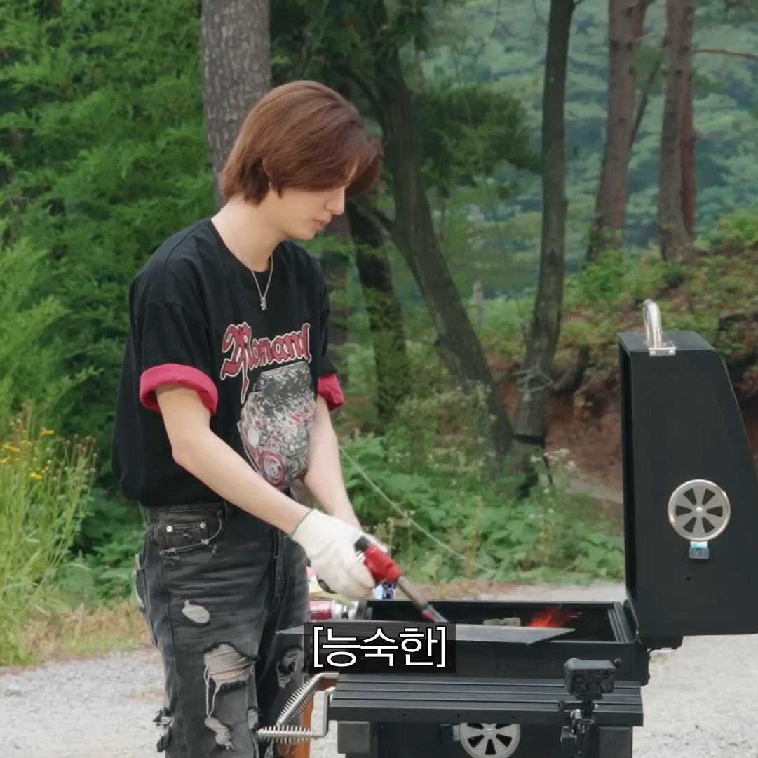 Undermycar 25SS Angel Ring Destroyed Slim Flare Jeans Gray 착용 스타일