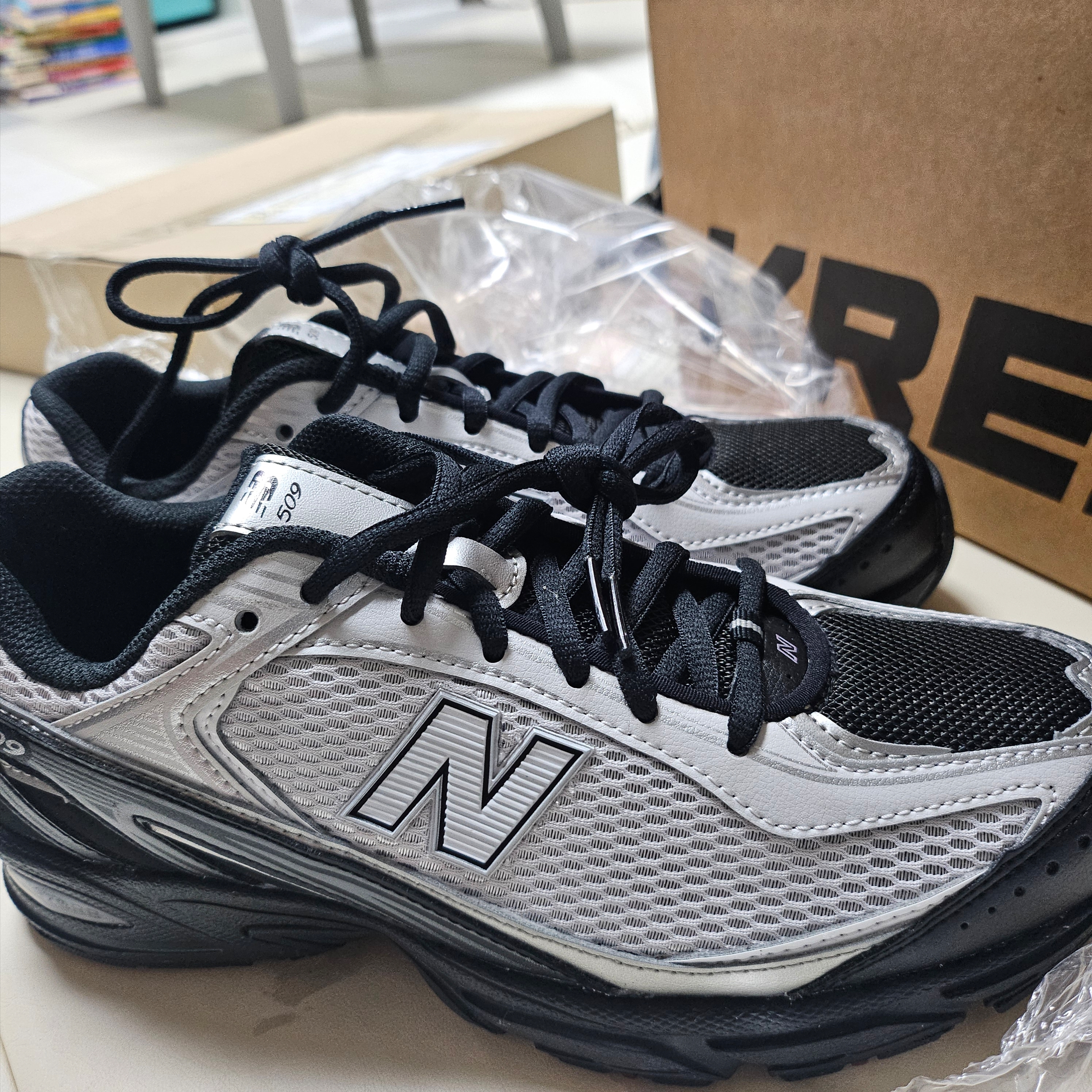 New Balance 509 Black Gray 착용 스타일