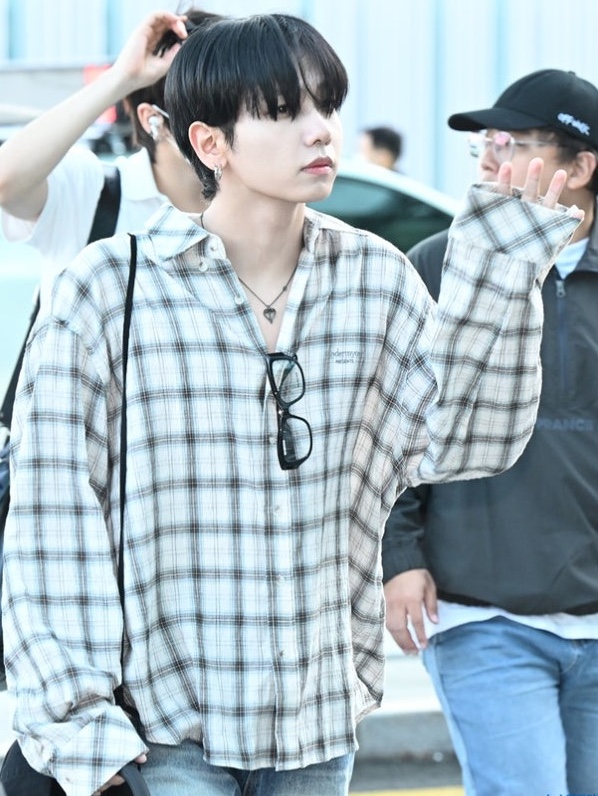 Undermycar Mu.118 Original Logo Basic Long Sleeve Check Shirts Beige Blue 착용 스타일