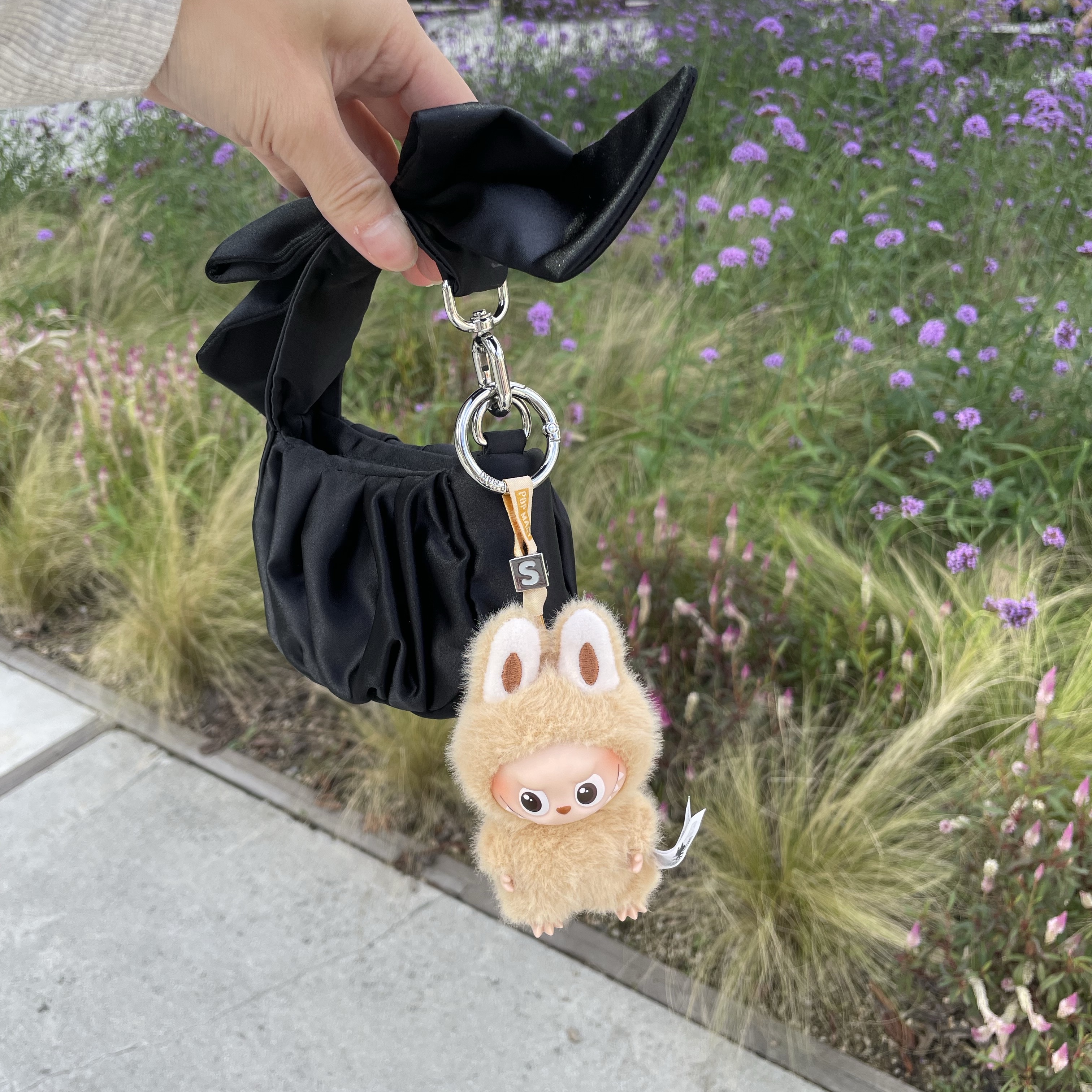Pop Mart Labubu The Monsters Pin For Love Series Vinyl Plush Pendant (N-Z) S (Opened Case), & Other Stories Nano Satin Bow Bag Black 착용 스타일 - 2