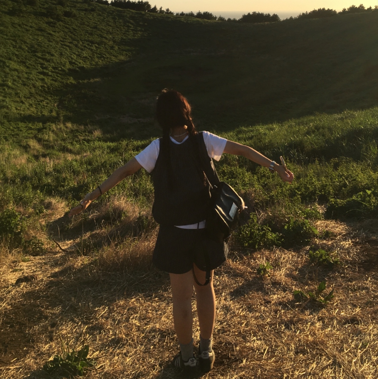 Matin Kim Buckle Detail Backpack Black 착용 스타일 - 1
