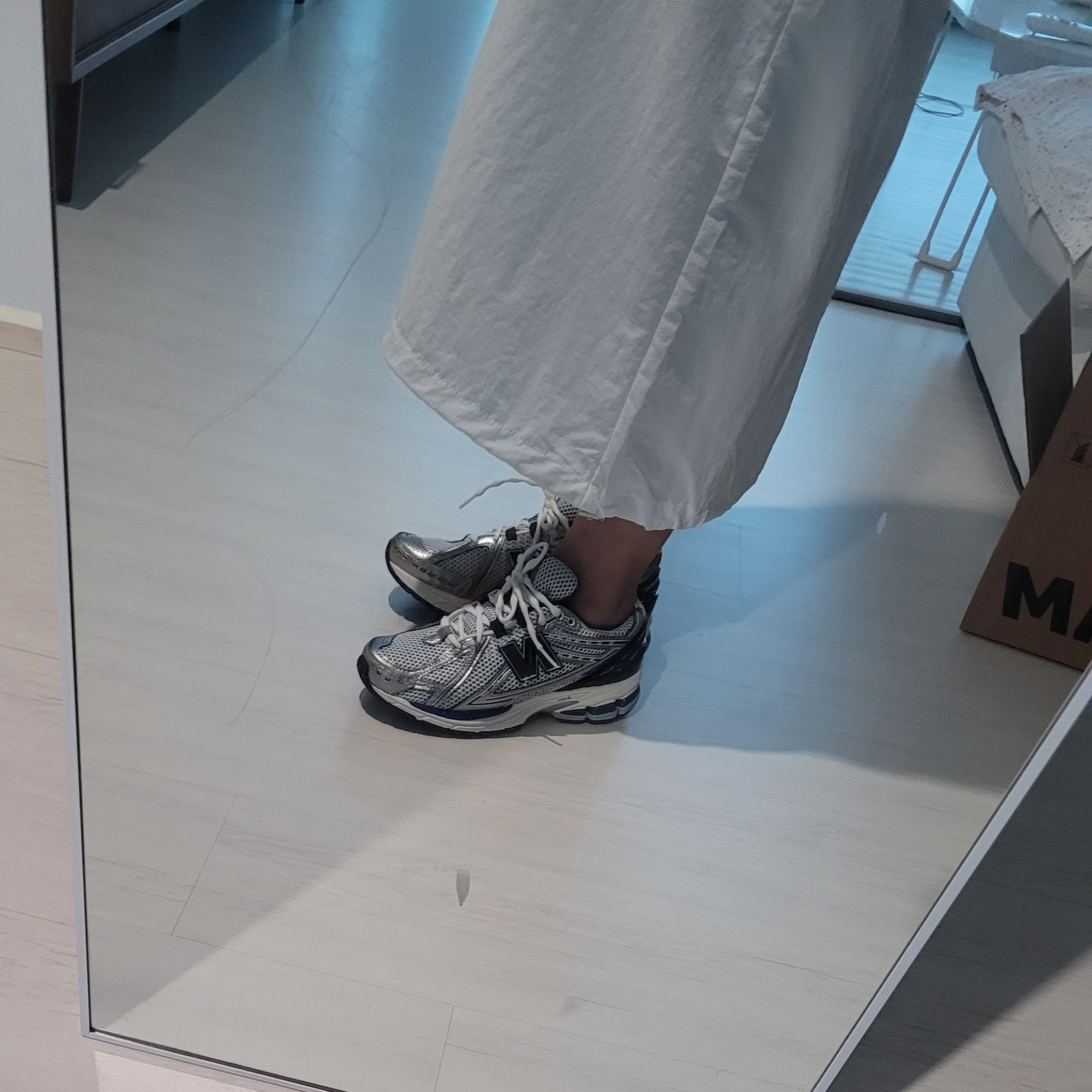 New Balance 1906R Silver Metallic 착용 스타일