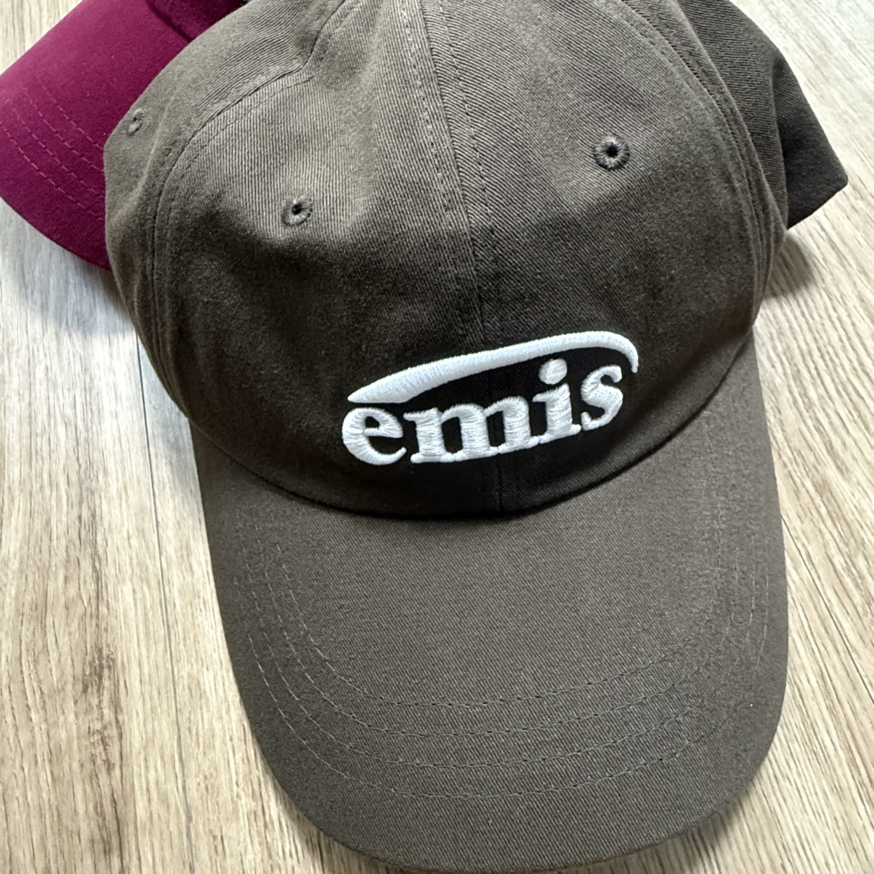 Emis New Logo Emis Cap Brown 착용 스타일
