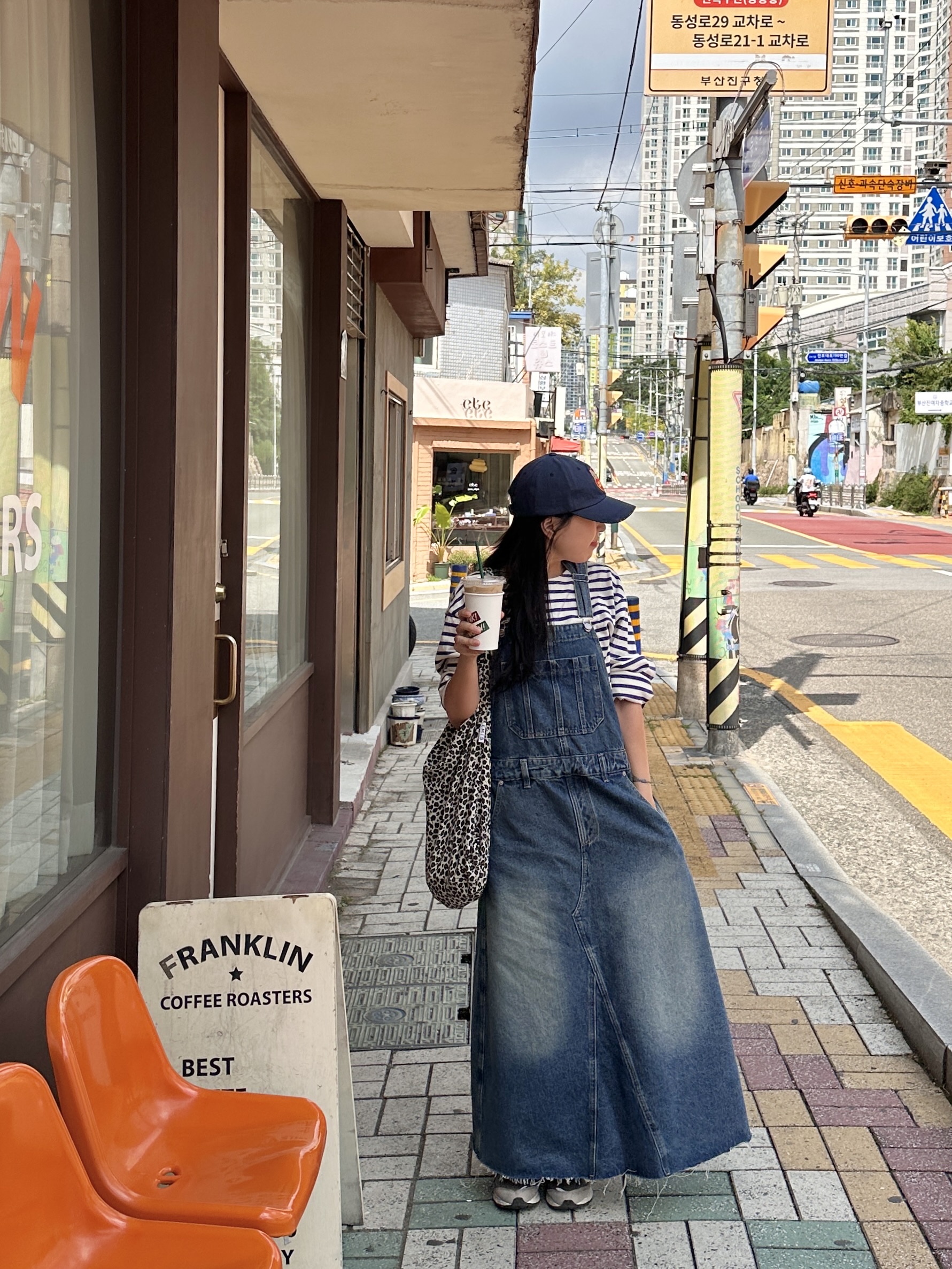 Farven x Tanning Hello Kitty Hello Summer Ball Cap_Navy, New Balance 2002R Grey 착용 스타일 - 4