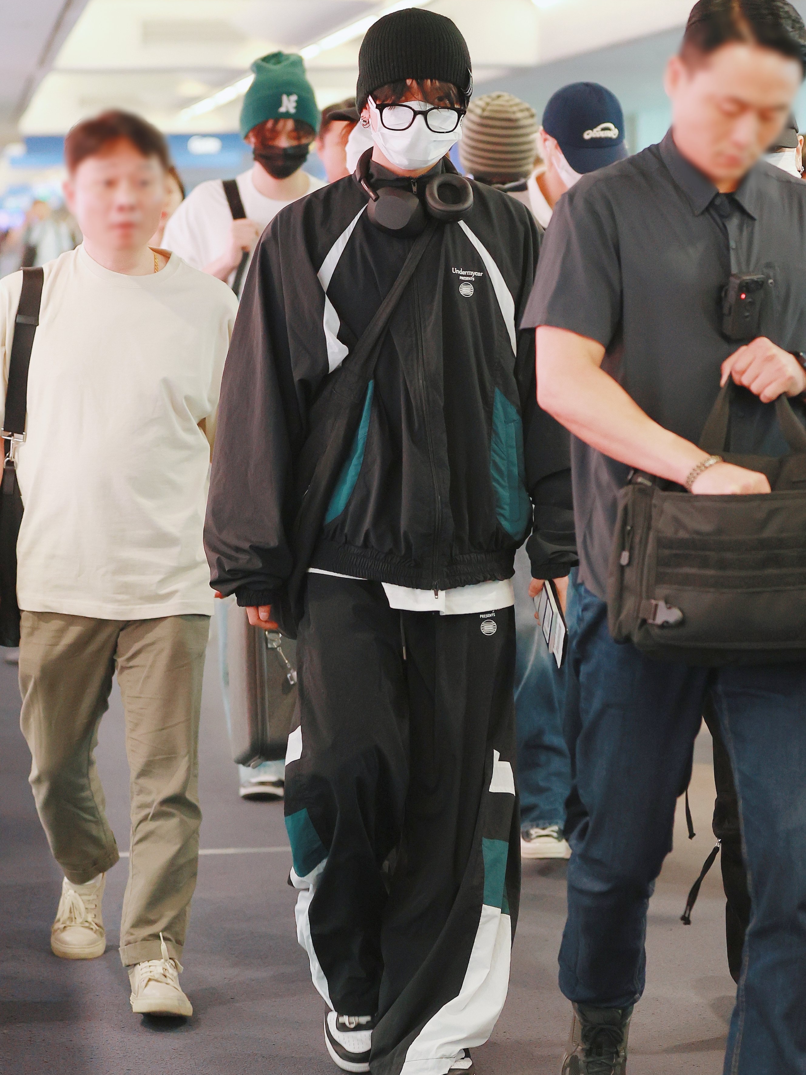 Undermycar MU.133 Combi Color Block Track Jacket Black, Undermycar MU.134 Combi Color Block Track Pants Black 착용 스타일