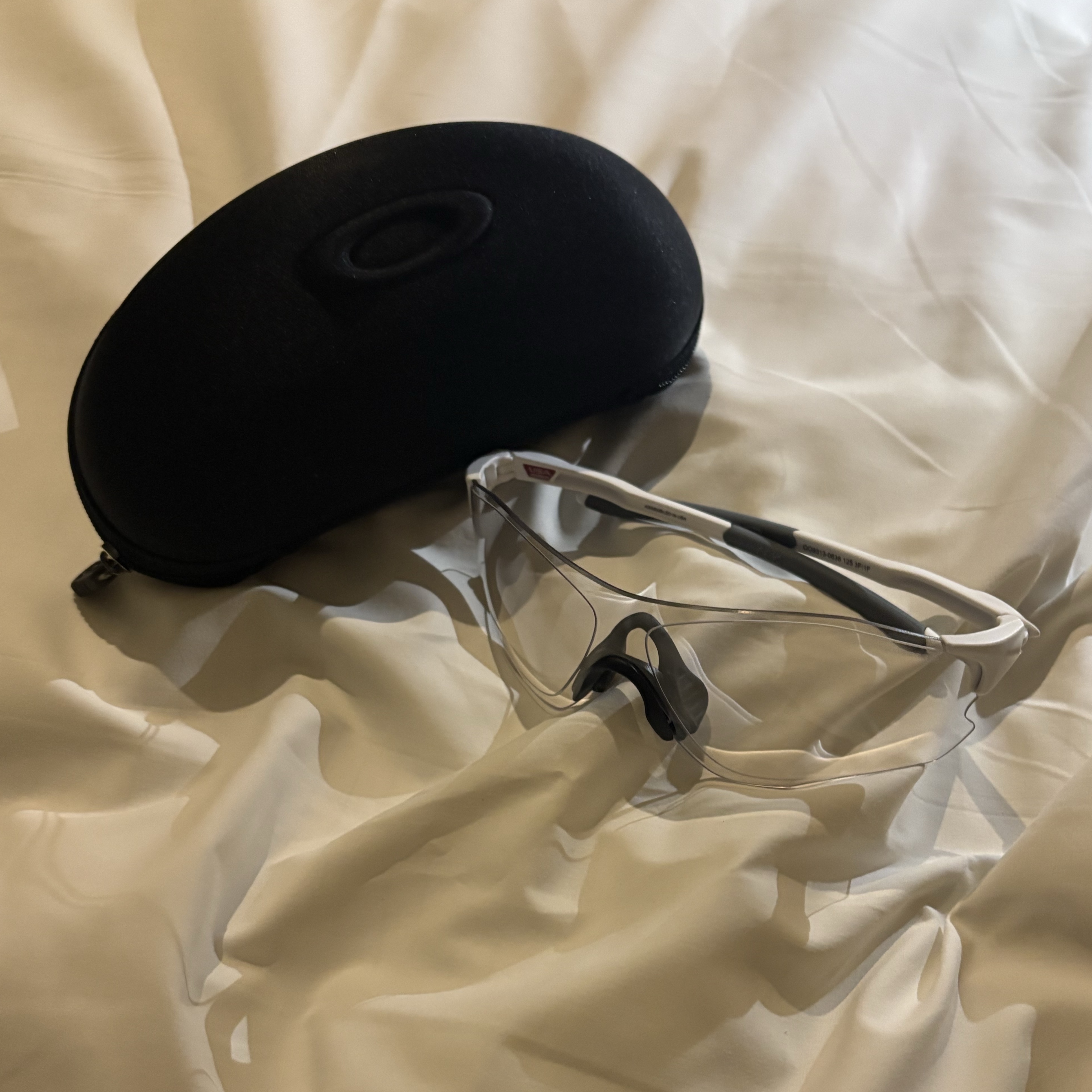Oakley EVZero Path Matte White Frame Clear To Black Iridium Photochromic Lenses Low Bridge Fit 착용 스타일