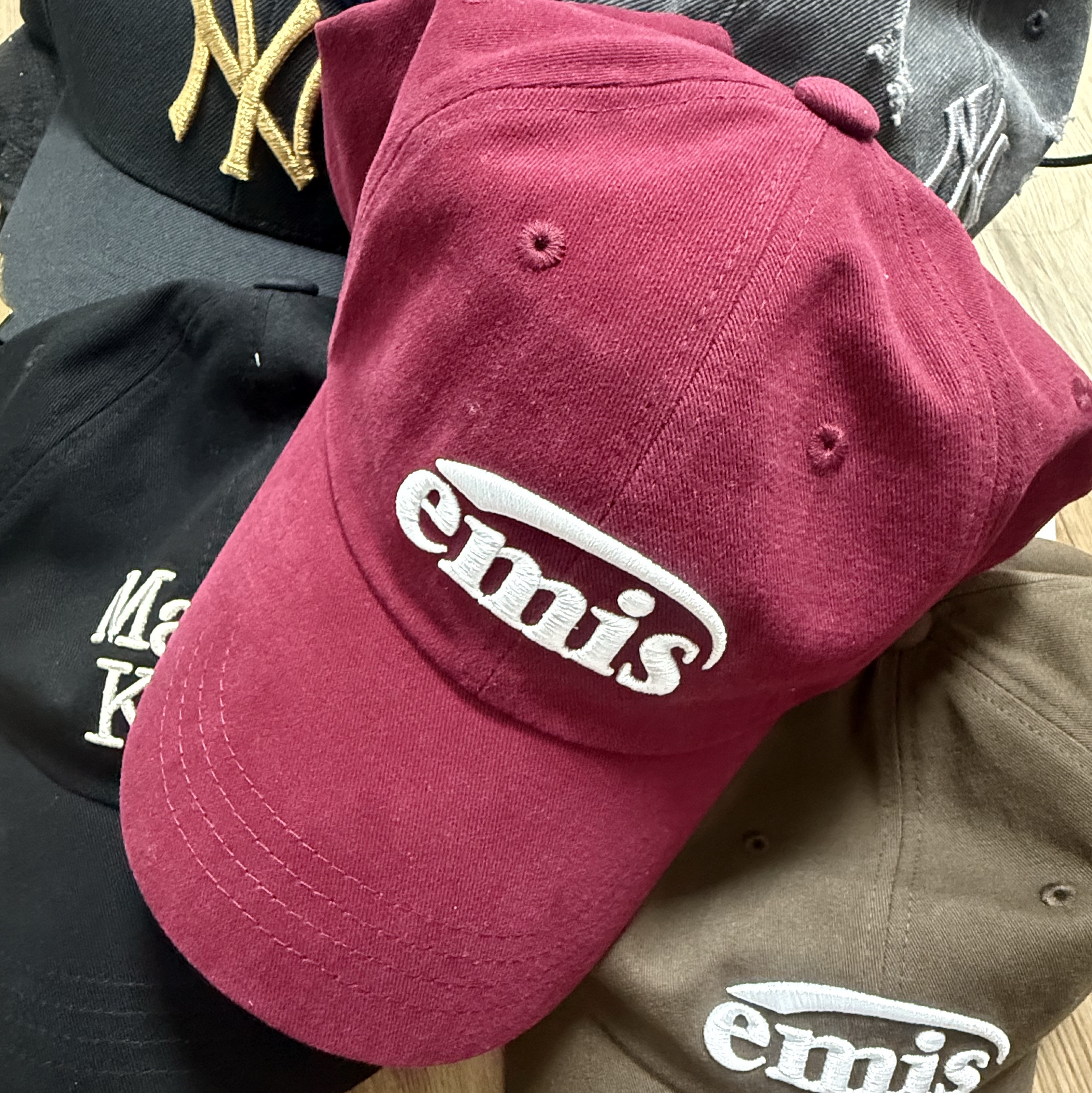 Emis New Logo Emis Cap Burgundy 착용 스타일