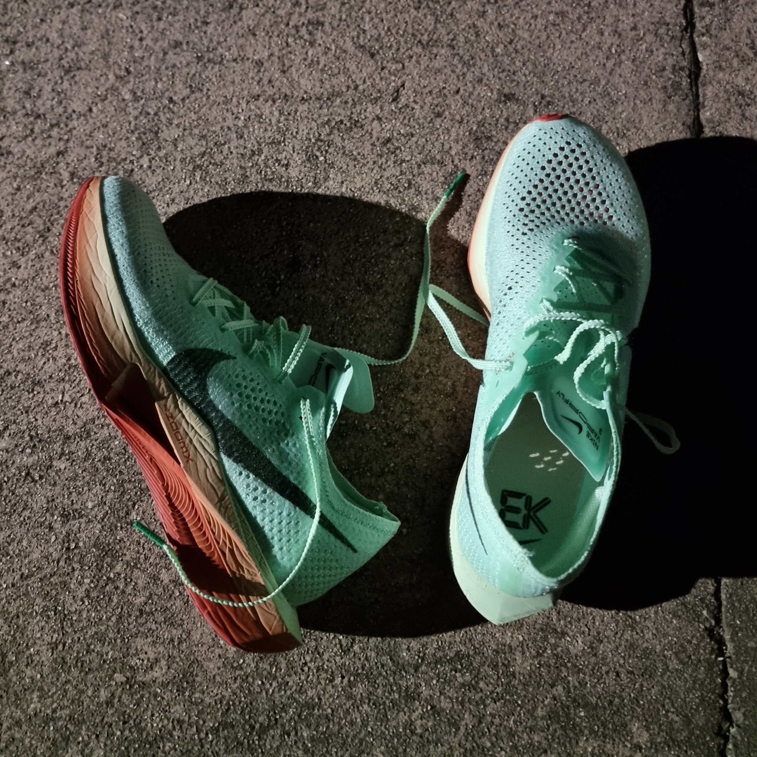 Nike ZoomX Vaporfly Next% 3 Vapor Green Dragon Red 착용 스타일 - 2