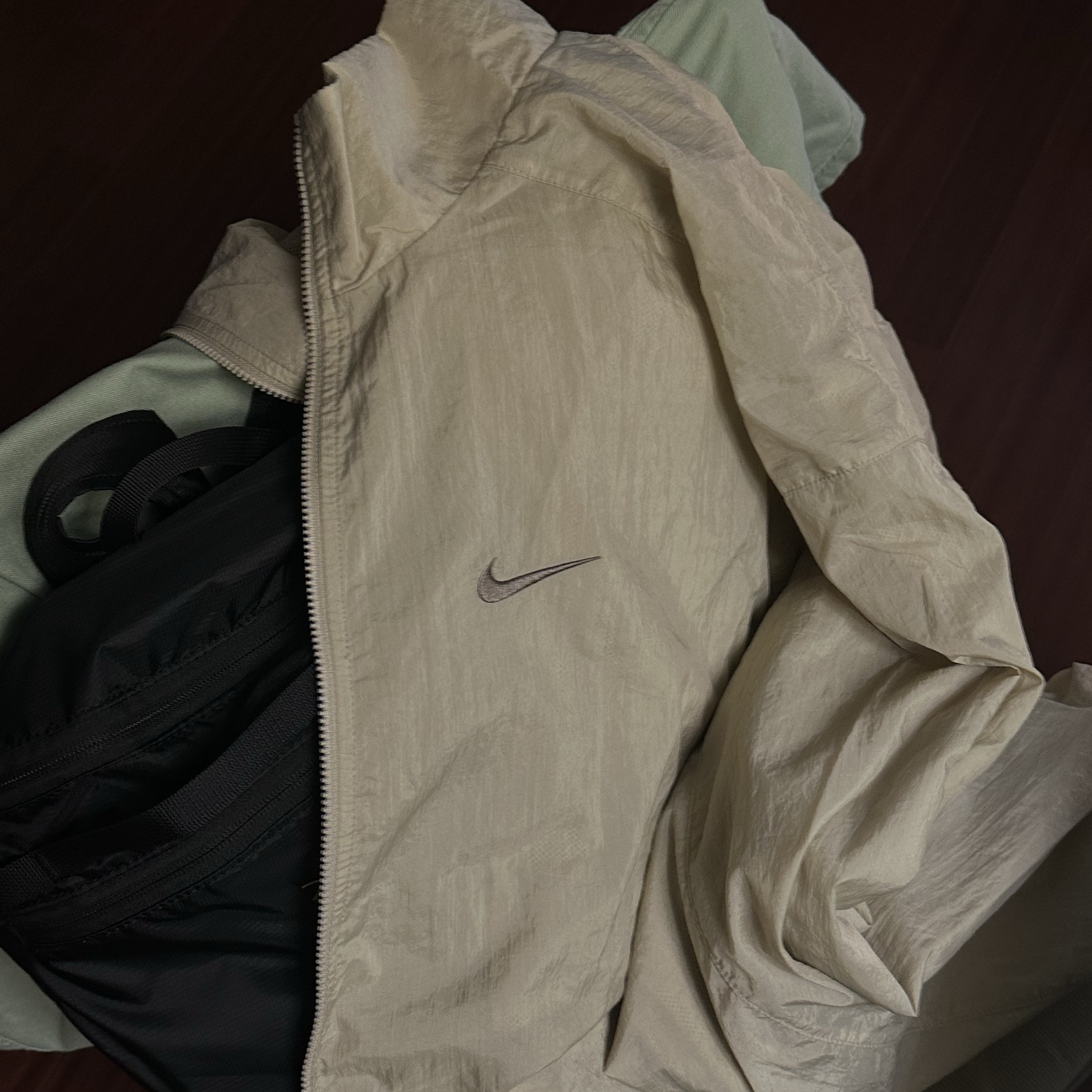 Nike Club Oversized Woven Track Jacket Desert Khaki Mink Brown - Asia, Nike ACG Smith Summit Cargo Pants Medium Olive - US/EU 착용 스타일 - 2