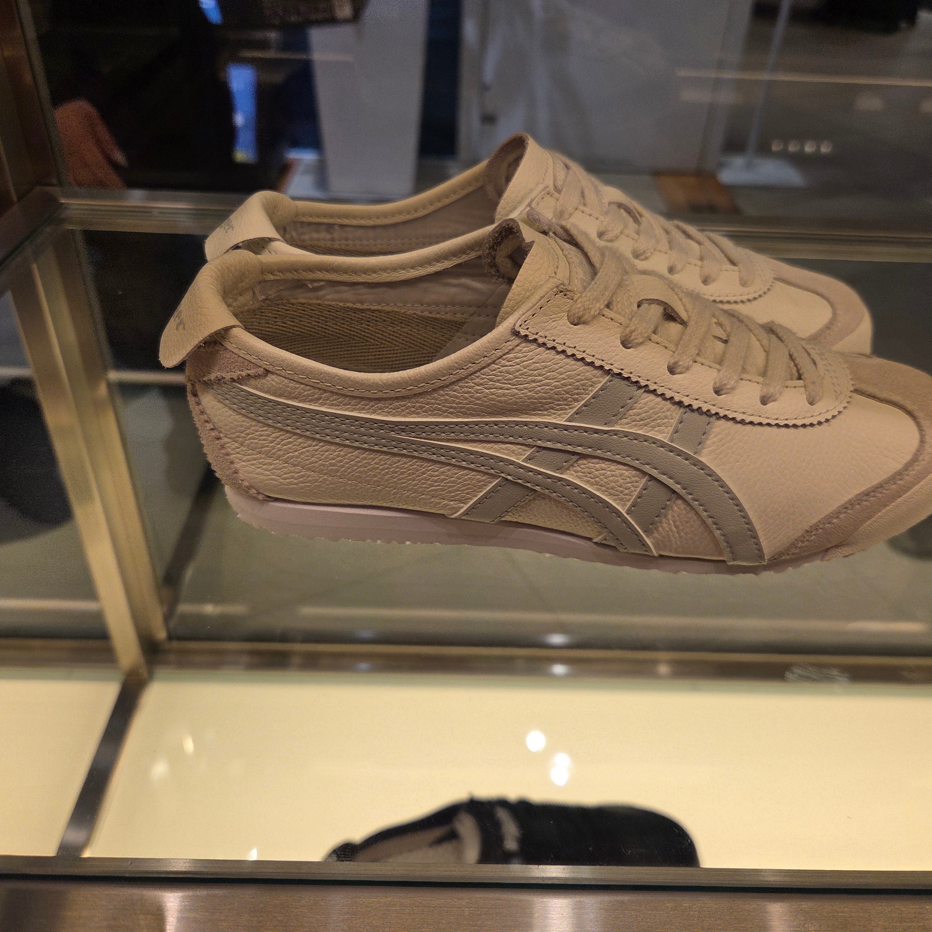 Onitsuka Tiger Mexico 66 Cream Light Sage 착용 스타일