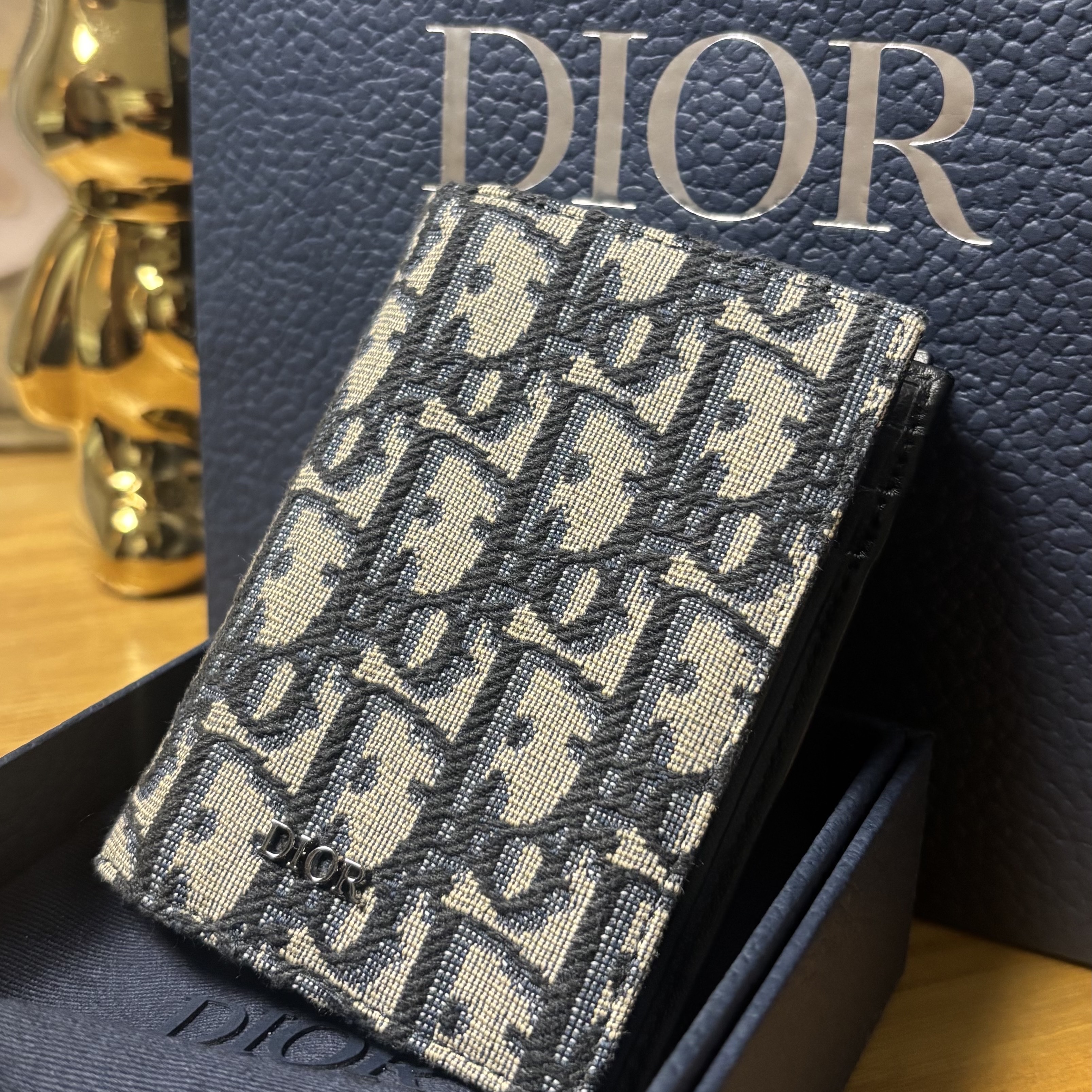 Dior Trifold Wallet Beige Black 착용 스타일 - 2