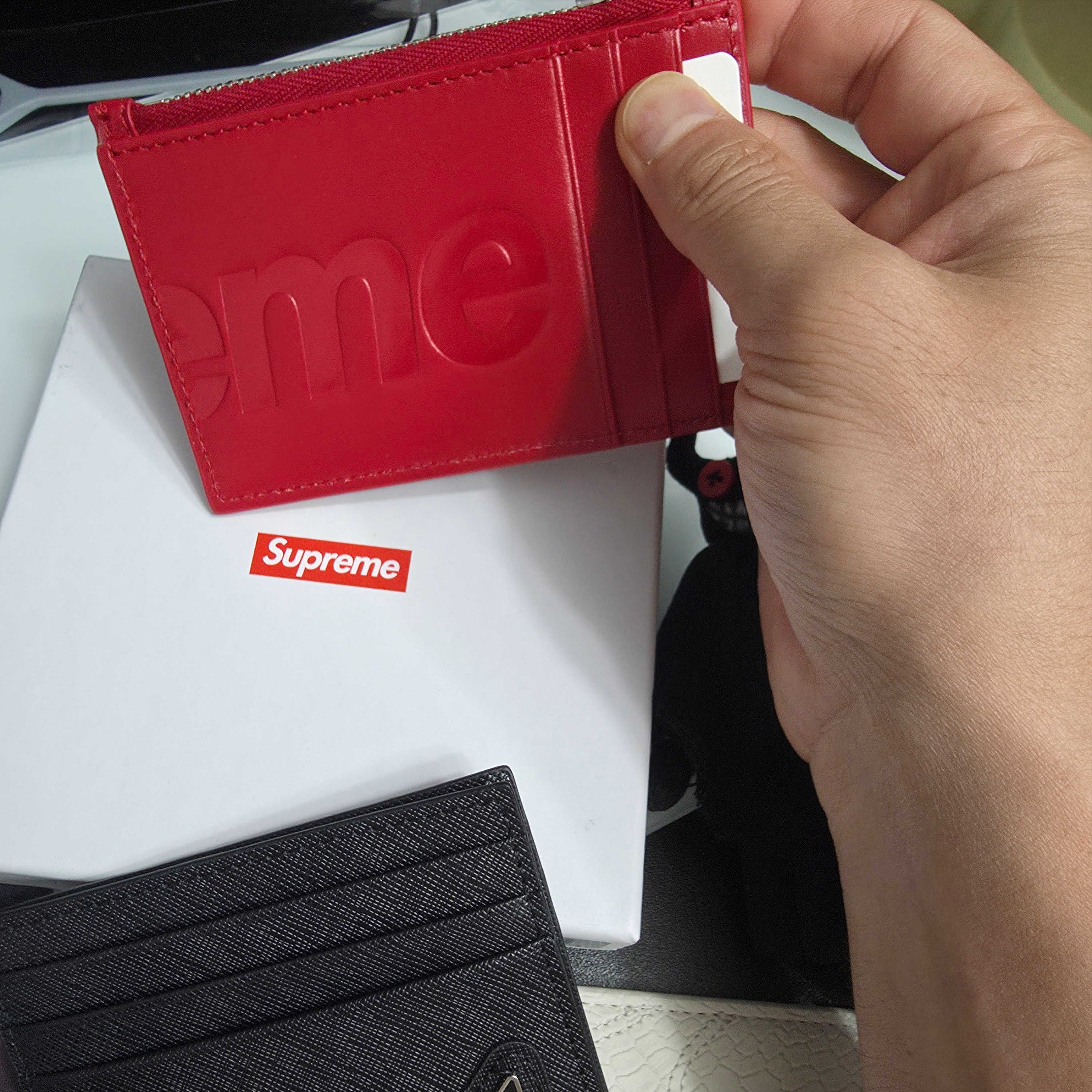 Supreme Leather Zip Card Holder Red 착용 스타일
