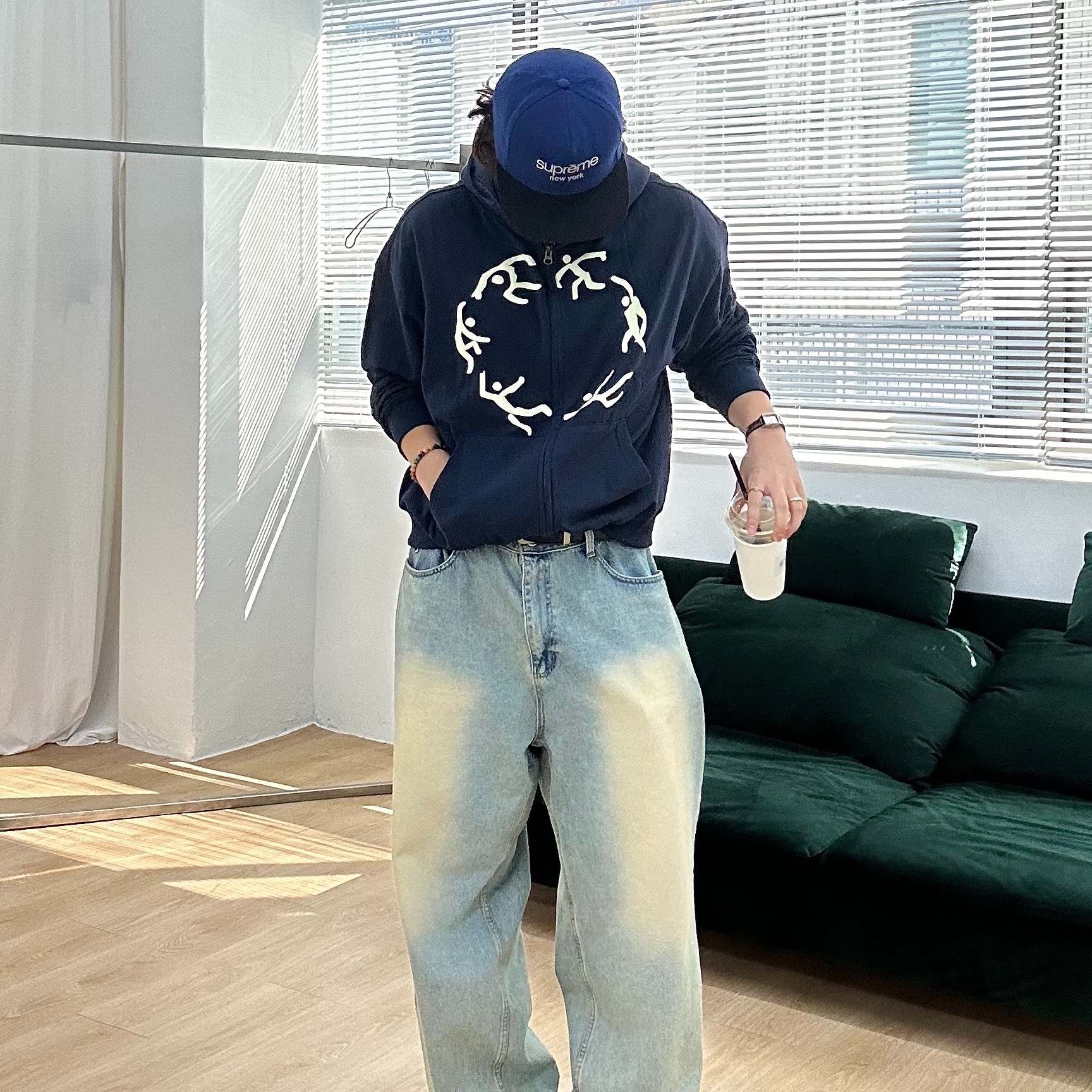 AMOU Dancing Circle Crop Hoodie Zip-Up Navy, AMOU Dancing Circle Crop Hoodie Zip-Up Brown 착용 스타일 - 2