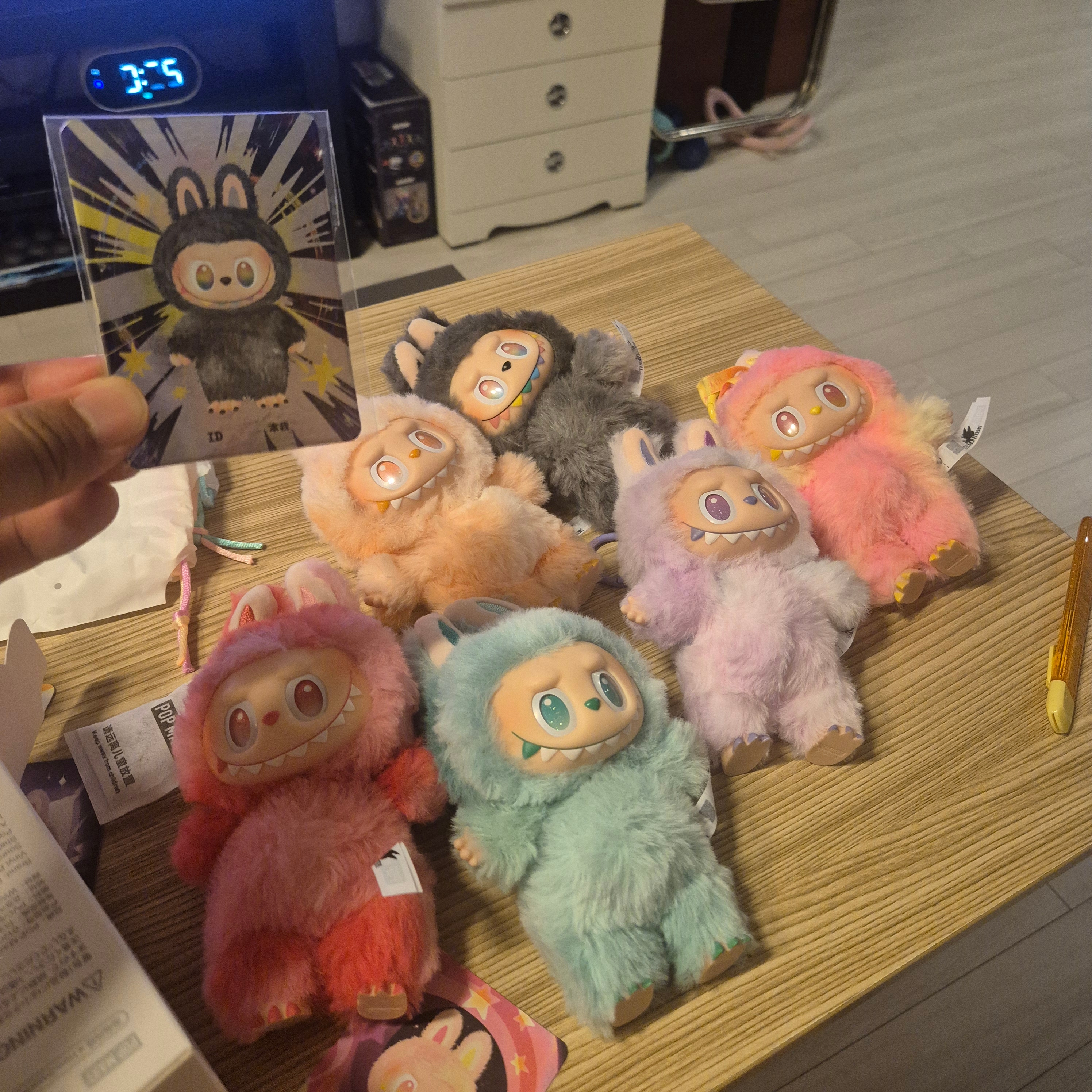 Pop Mart Labubu The Monsters Highlight Series Sealed Case (6 Blind Boxes) 착용 스타일 - 1