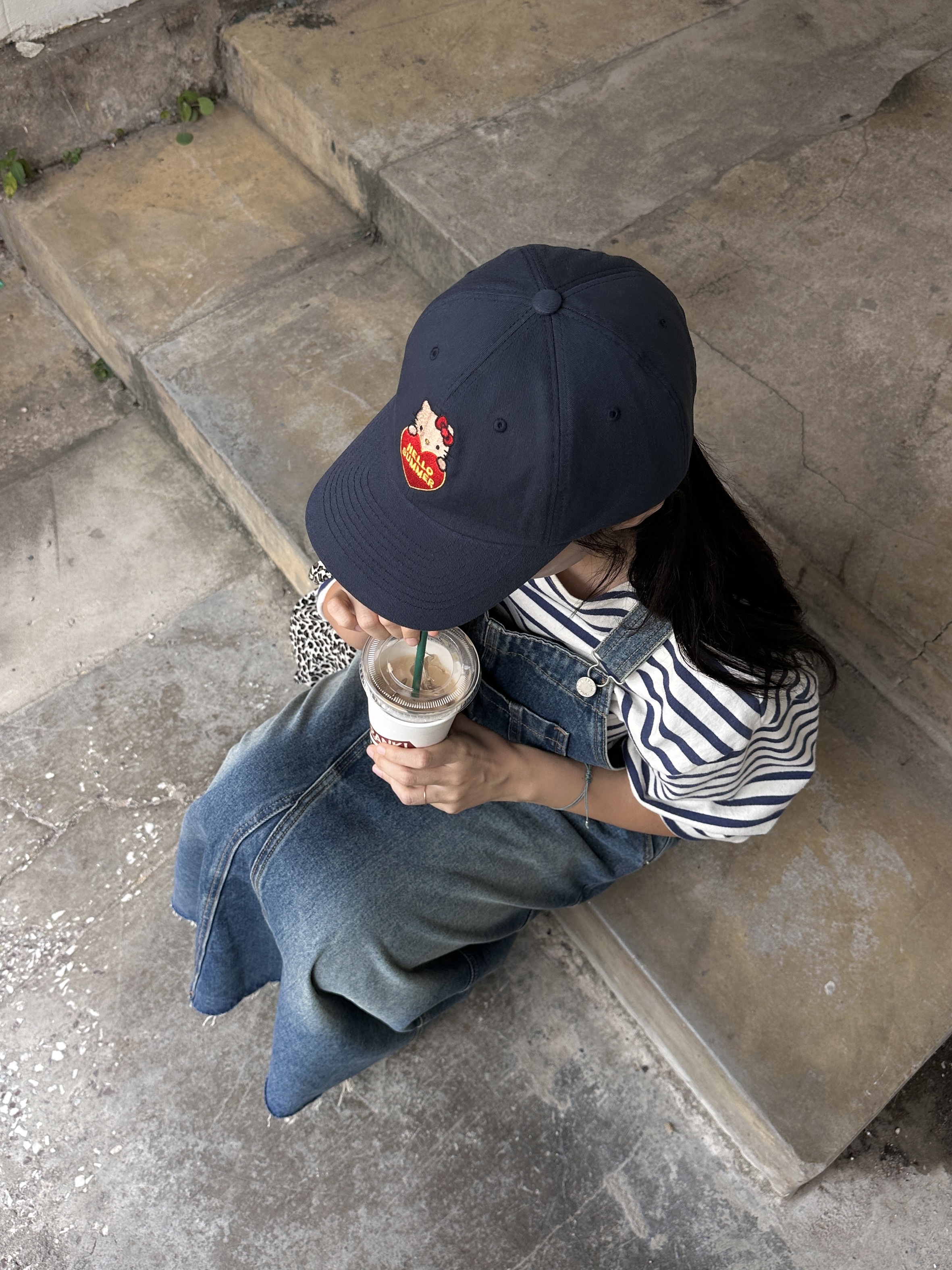 Farven x Tanning Hello Kitty Hello Summer Ball Cap_Navy, New Balance 2002R Grey 착용 스타일 - 1