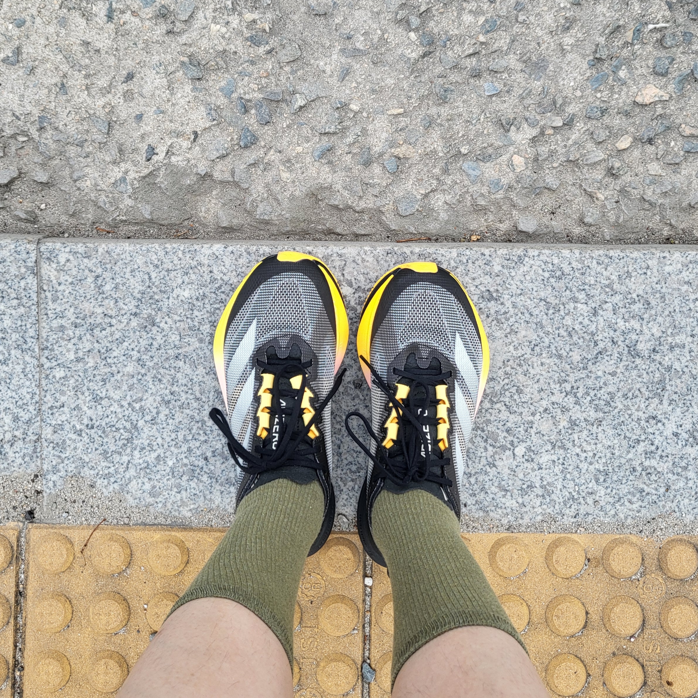 (W) Adidas Adizero Boston 12 Core Black Zero Metalic 착용 스타일