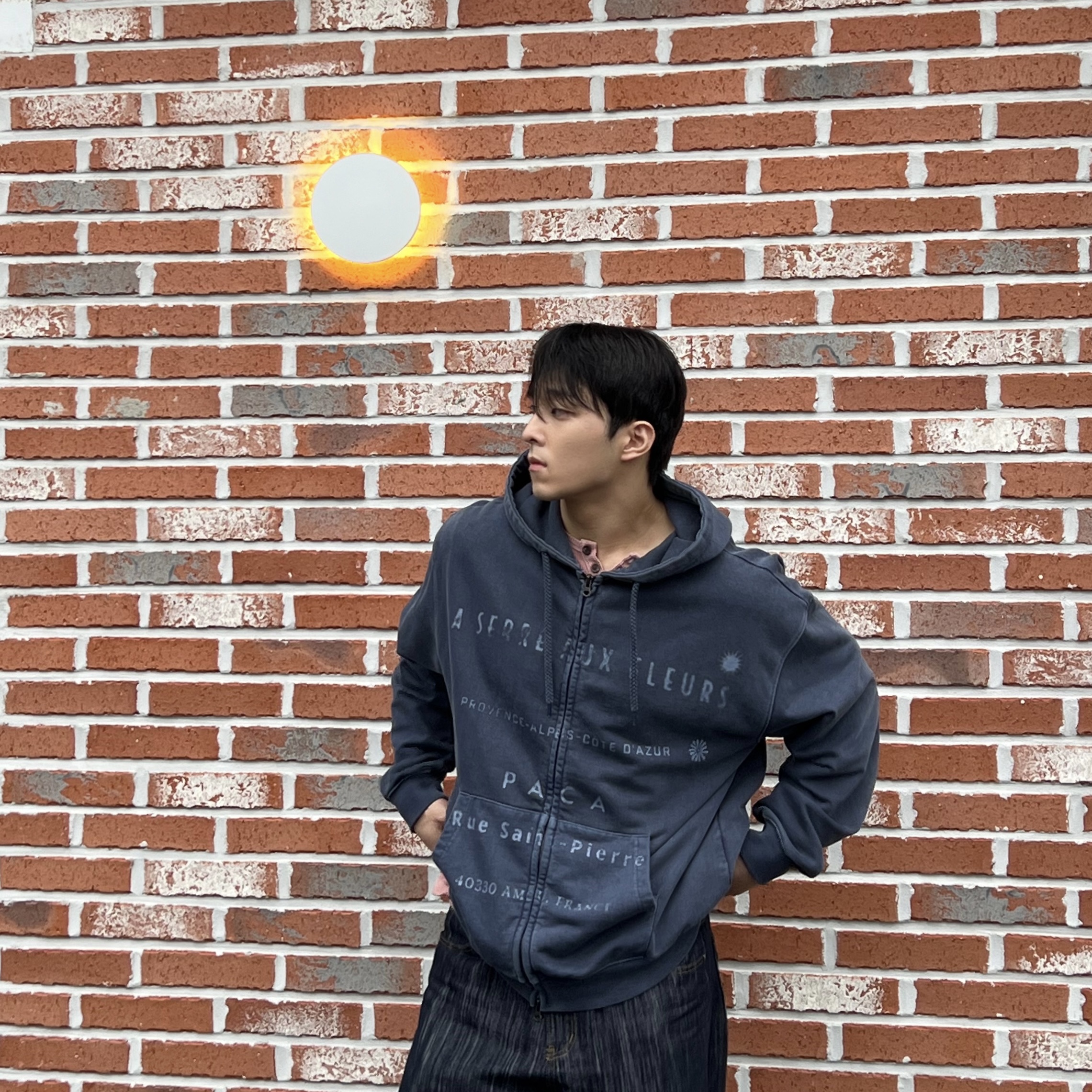 AMOU Pigment 2Way Hoodie Zip Up Navy 착용 스타일 - 1
