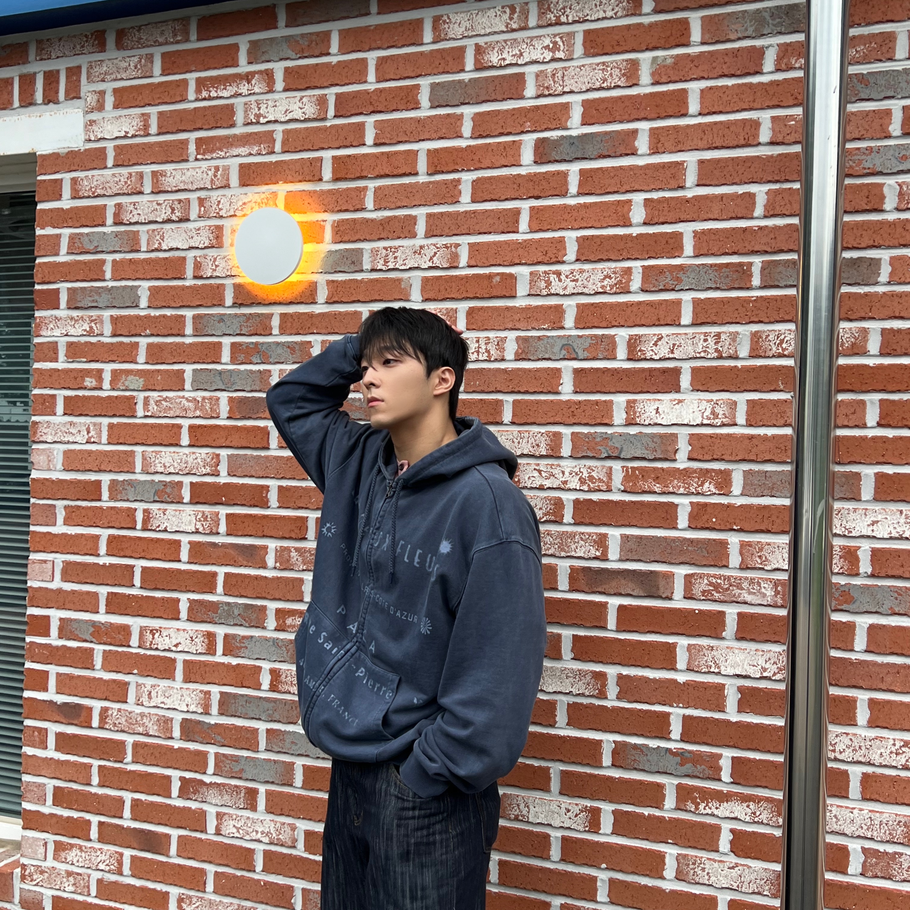 AMOU Pigment 2Way Hoodie Zip Up Navy 착용 스타일 - 3