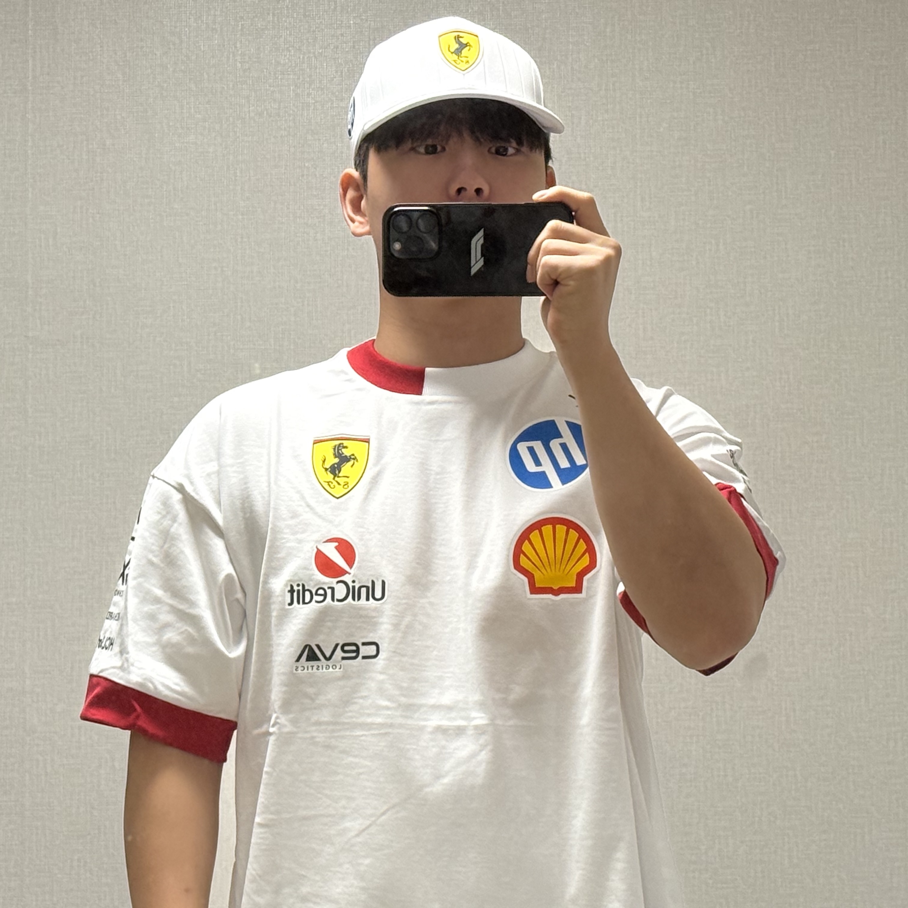 Scuderia Ferrari x Puma 2025 Drivers Oversized T-Shirt Puma White, Scuderia Ferrari x Puma 2025 Charles Leclerc Baseball Cap Dark Cherry 착용 스타일