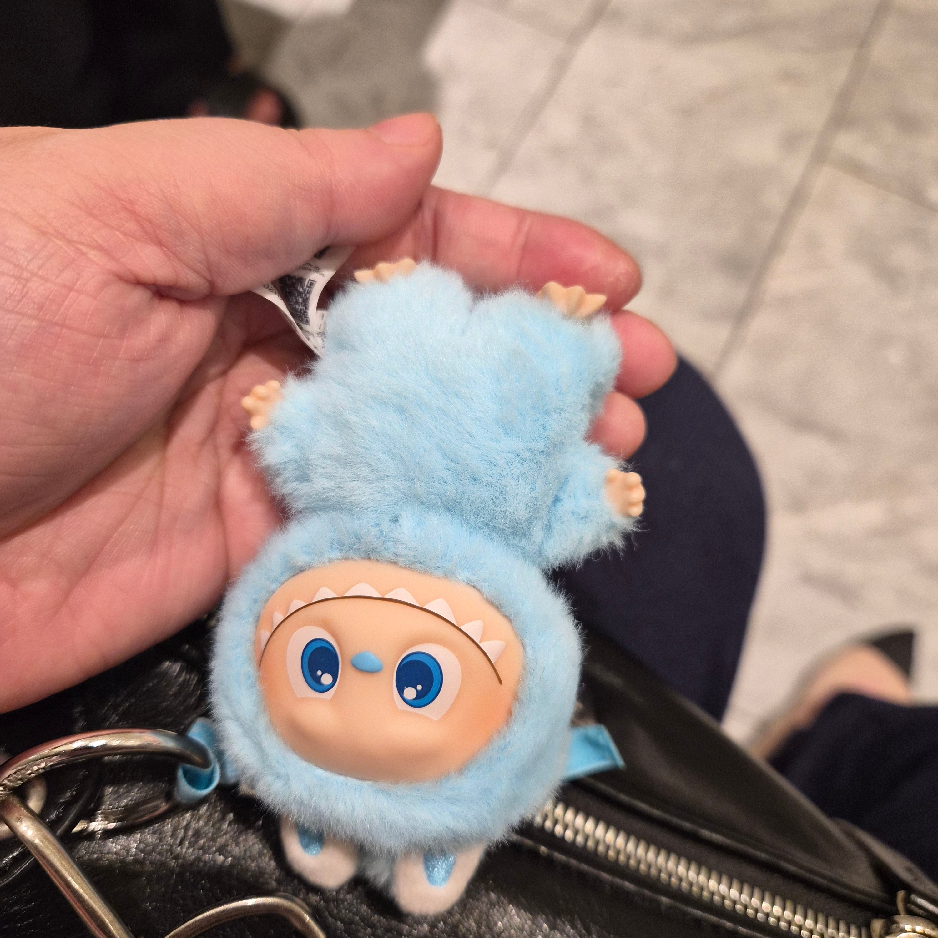 Pop Mart Labubu The Monsters Pin For Love Series Vinyl Plush Pendant Sealed Case (A-M) (1 Blind Box) 착용 스타일