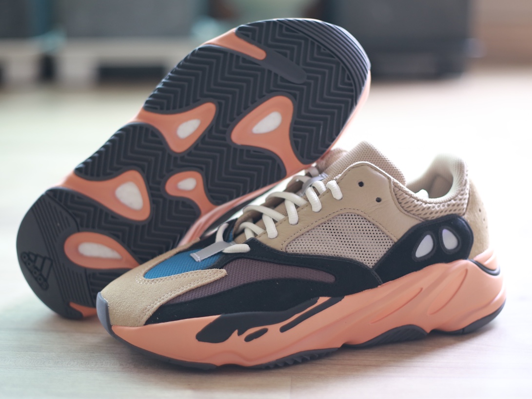 Adidas Yeezy Boost 700 Enflame Amber 착용 스타일