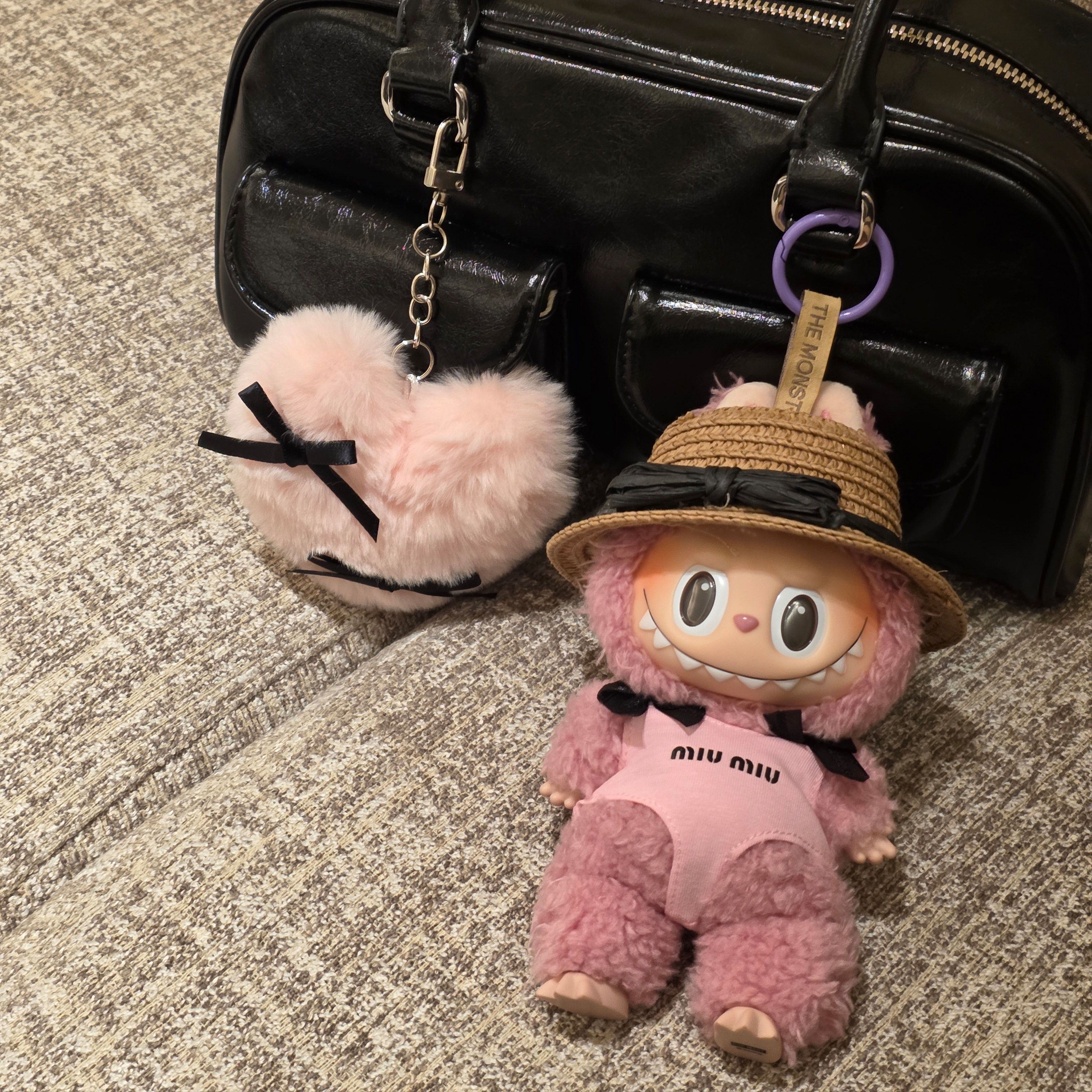 Pop Mart Labubu The Monsters Labubu Tasty Macarons Series Lyche Berry Keyring 착용 스타일