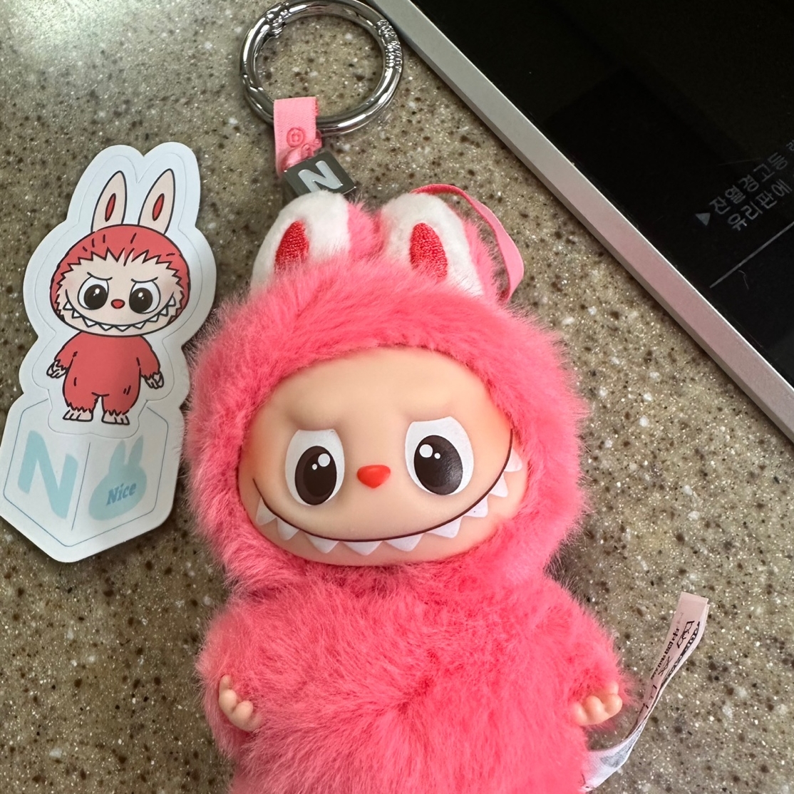 Pop Mart Labubu The Monsters Pin For Love Series Vinyl Plush Pendant Sealed Case (N-Z) (1 Blind Box) 착용 스타일