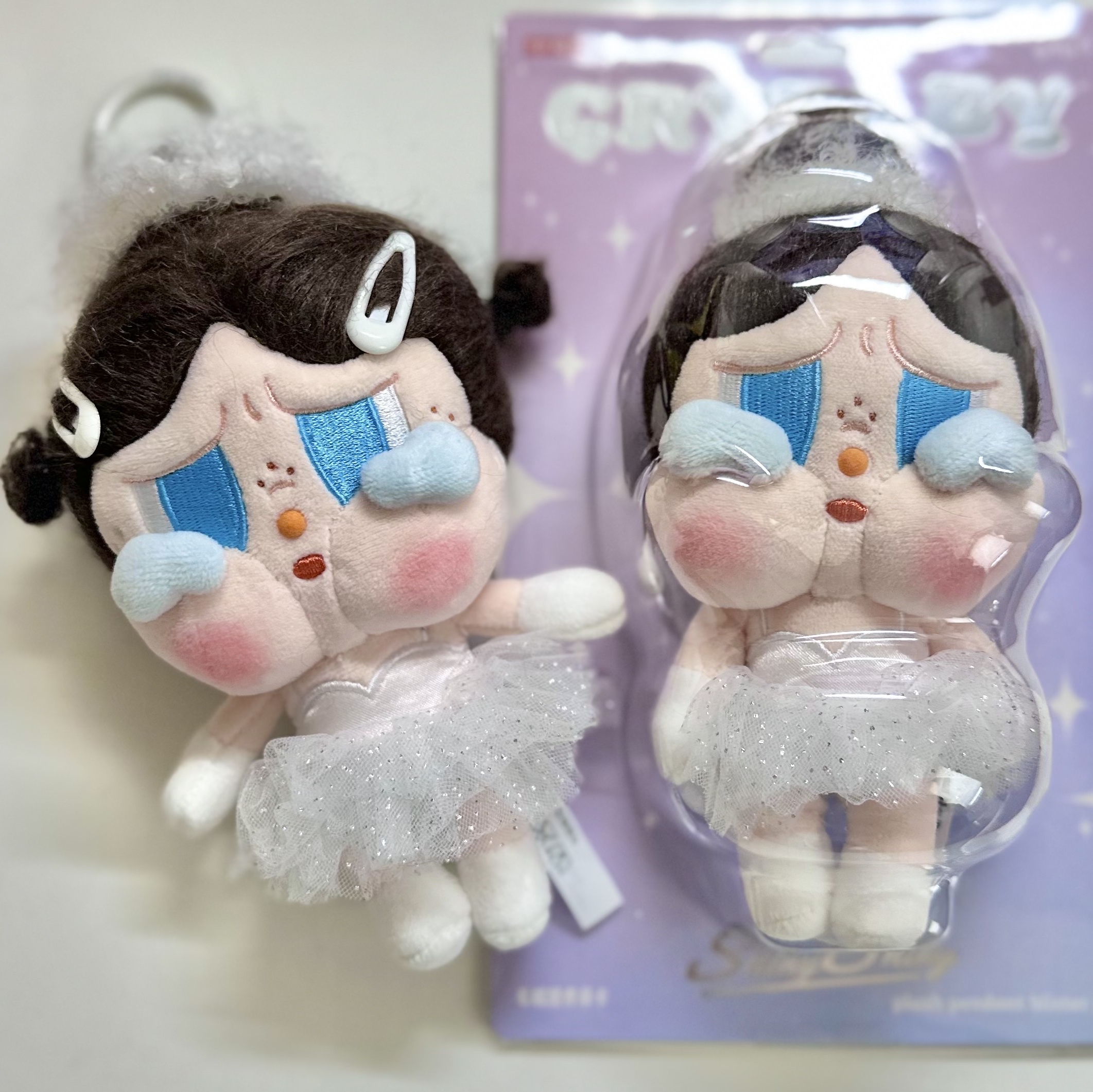 Pop Mart Crybaby Shiny Shiny Series Plush Pedant Blister Pack 착용 스타일