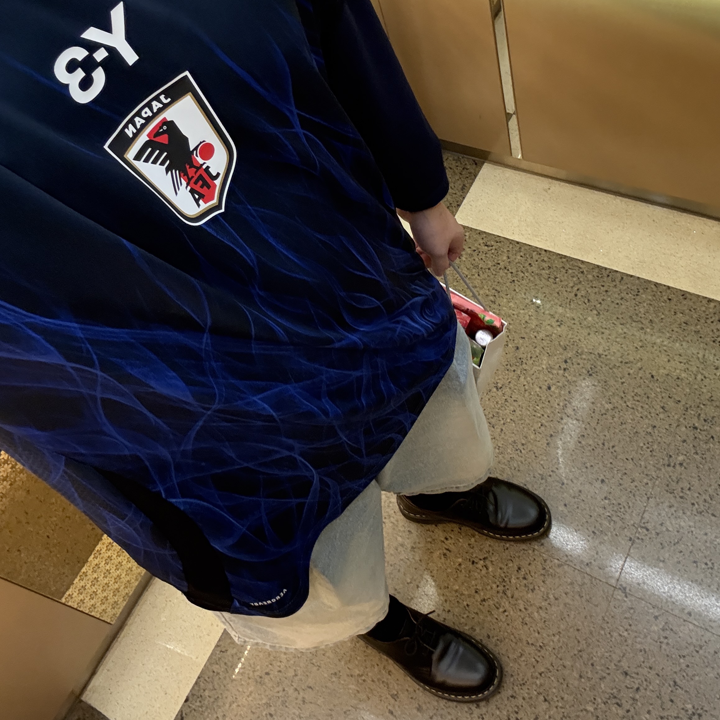 Y-3 Japan 2024 Home Replica Jersey Legend Ink - KR Sizing, Dr. Martens 1461 Smooth Black 착용 스타일