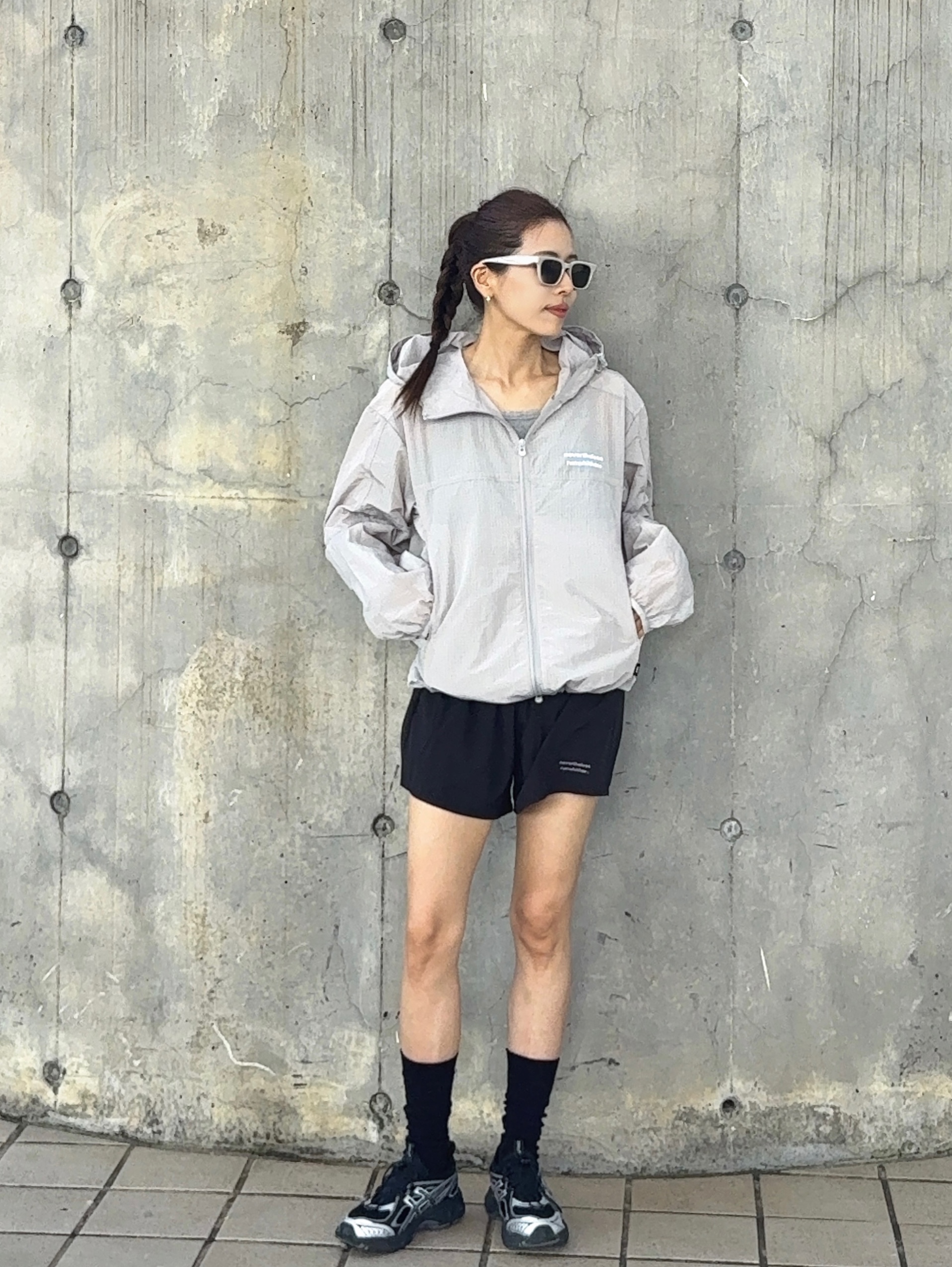 [KREAM 단독] runwhither Windbreaker Jacket V2 Gray, [KREAM 단독] runwhither Womens 3inch Shorts Black 착용 스타일 - 1