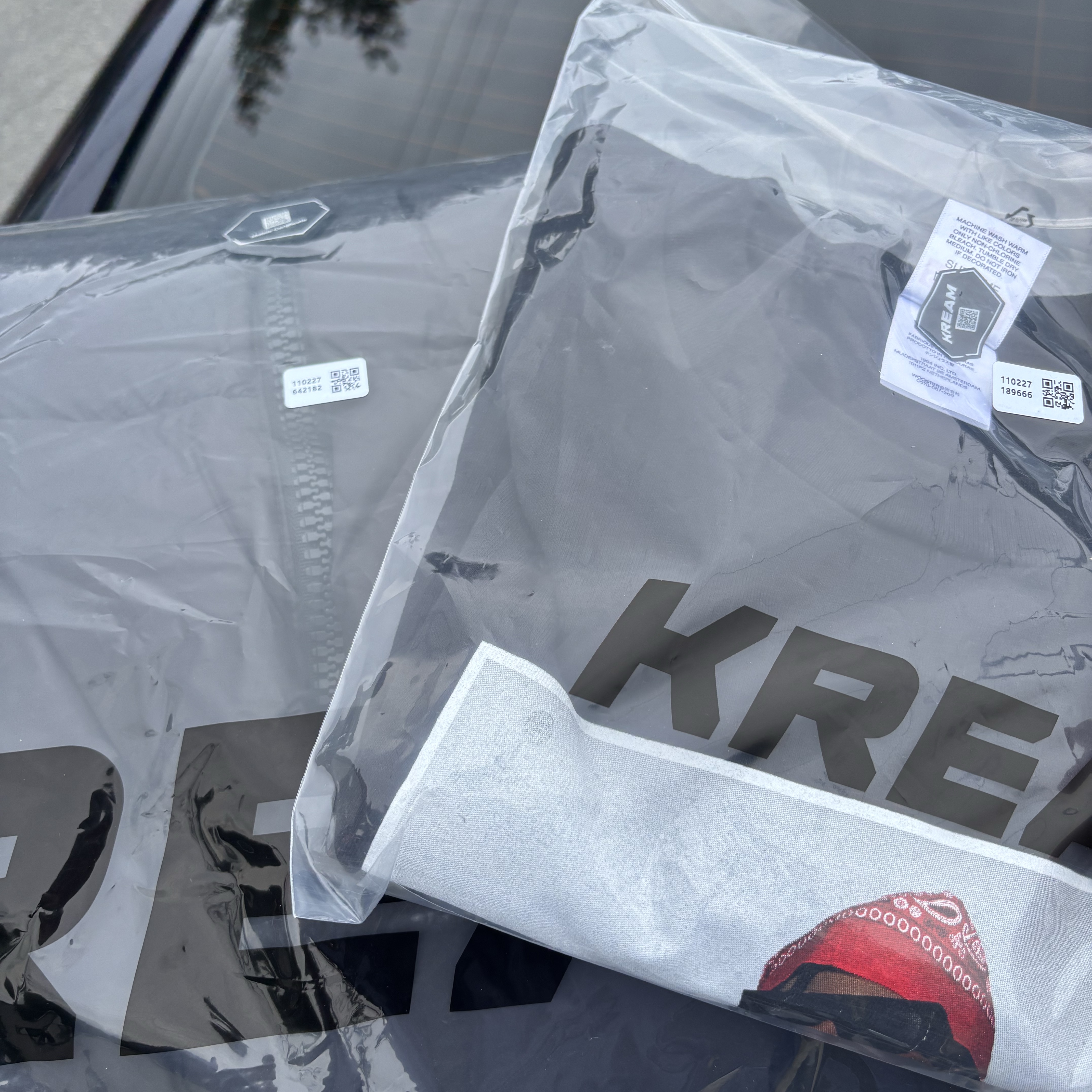Supreme Playboi Carti T-Shirt Black - 25FW, Vetements Logo Patch Padded Jacket Black 착용 스타일
