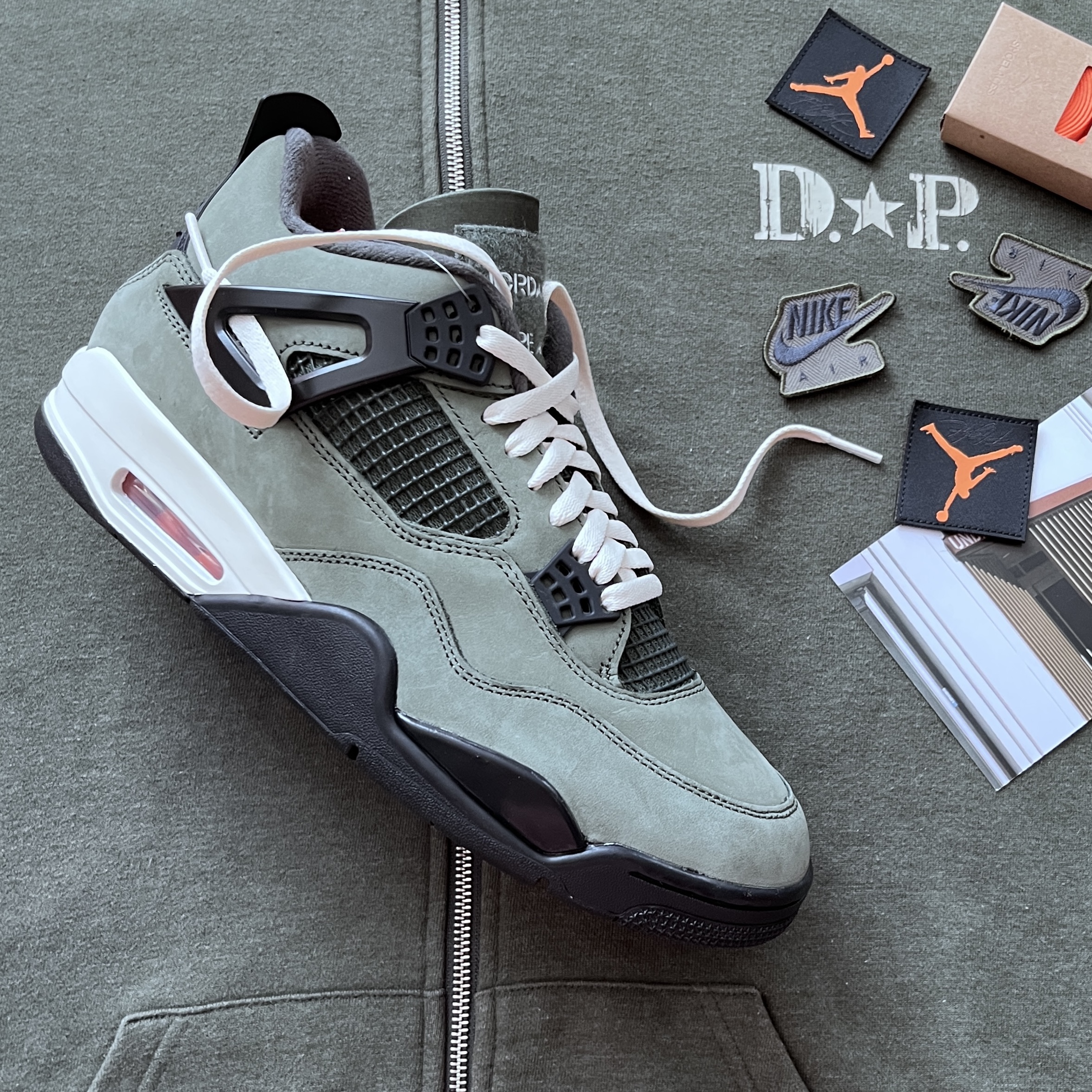 Jordan 4 x Undefeated Retro OG SP Deep Green and Clementine 착용 스타일