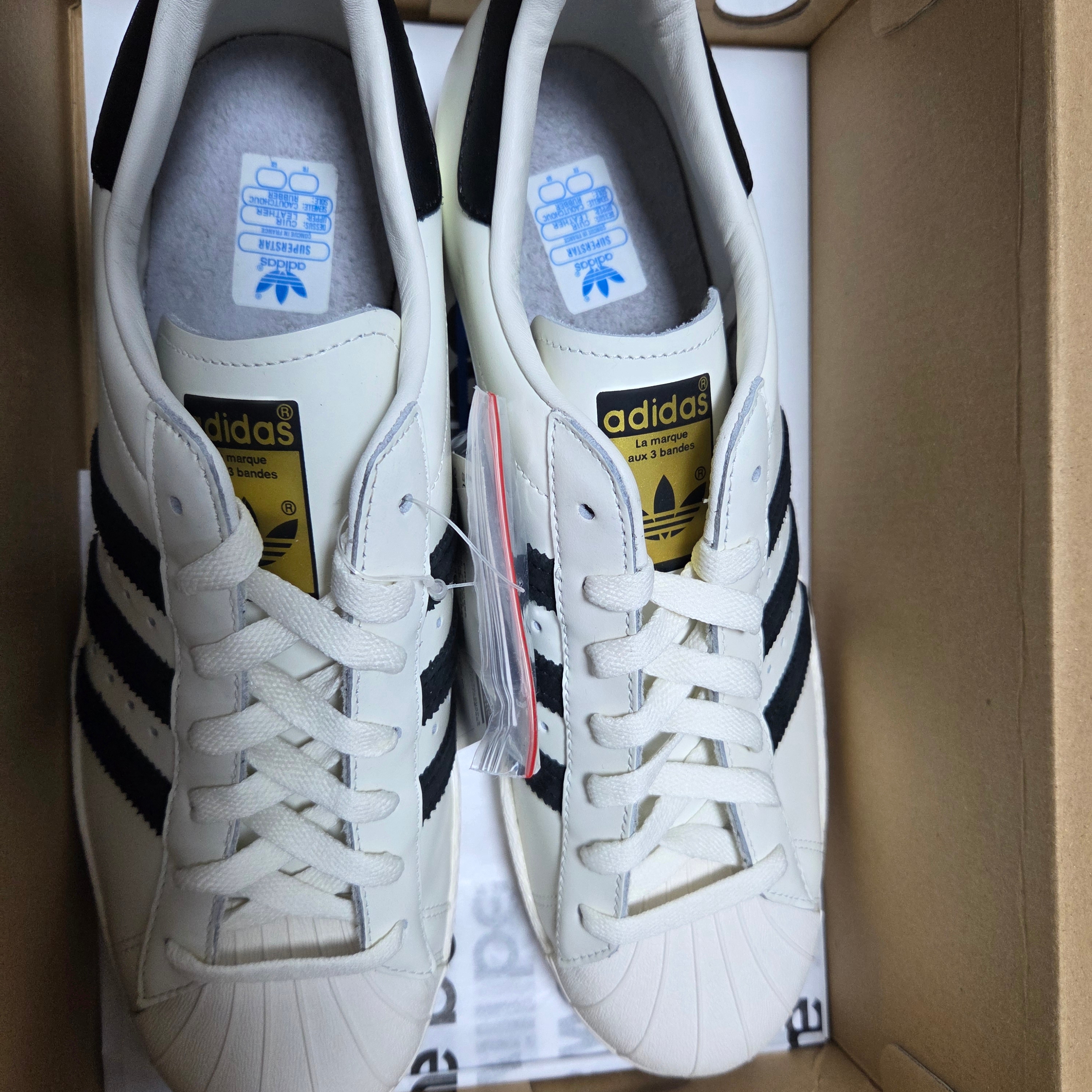 Adidas Superstar 80s Deluxe Vintage White Black 착용 스타일