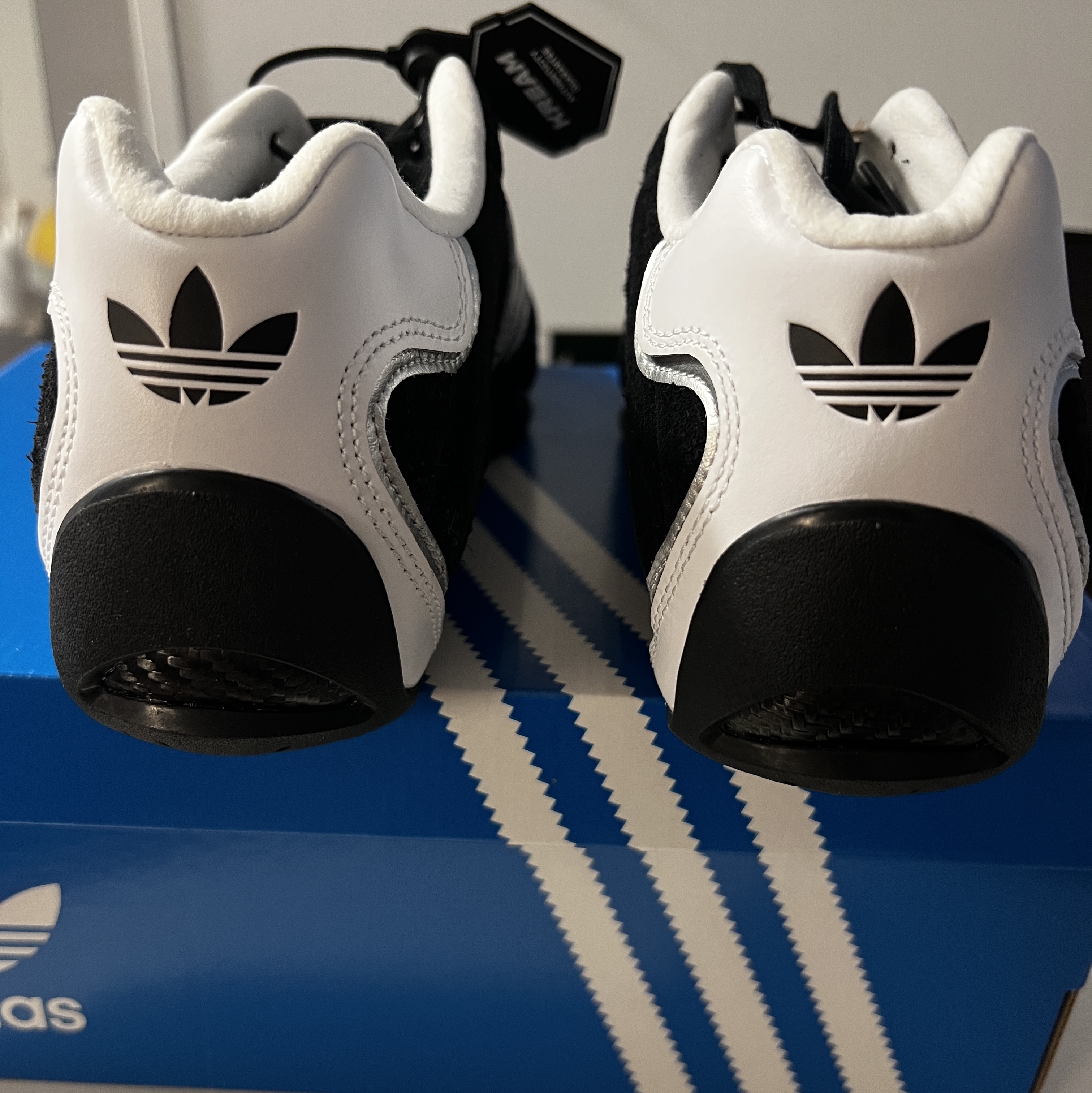 Adidas Originals Adiracer Lo Core Black Cloud White 착용 스타일 - 3