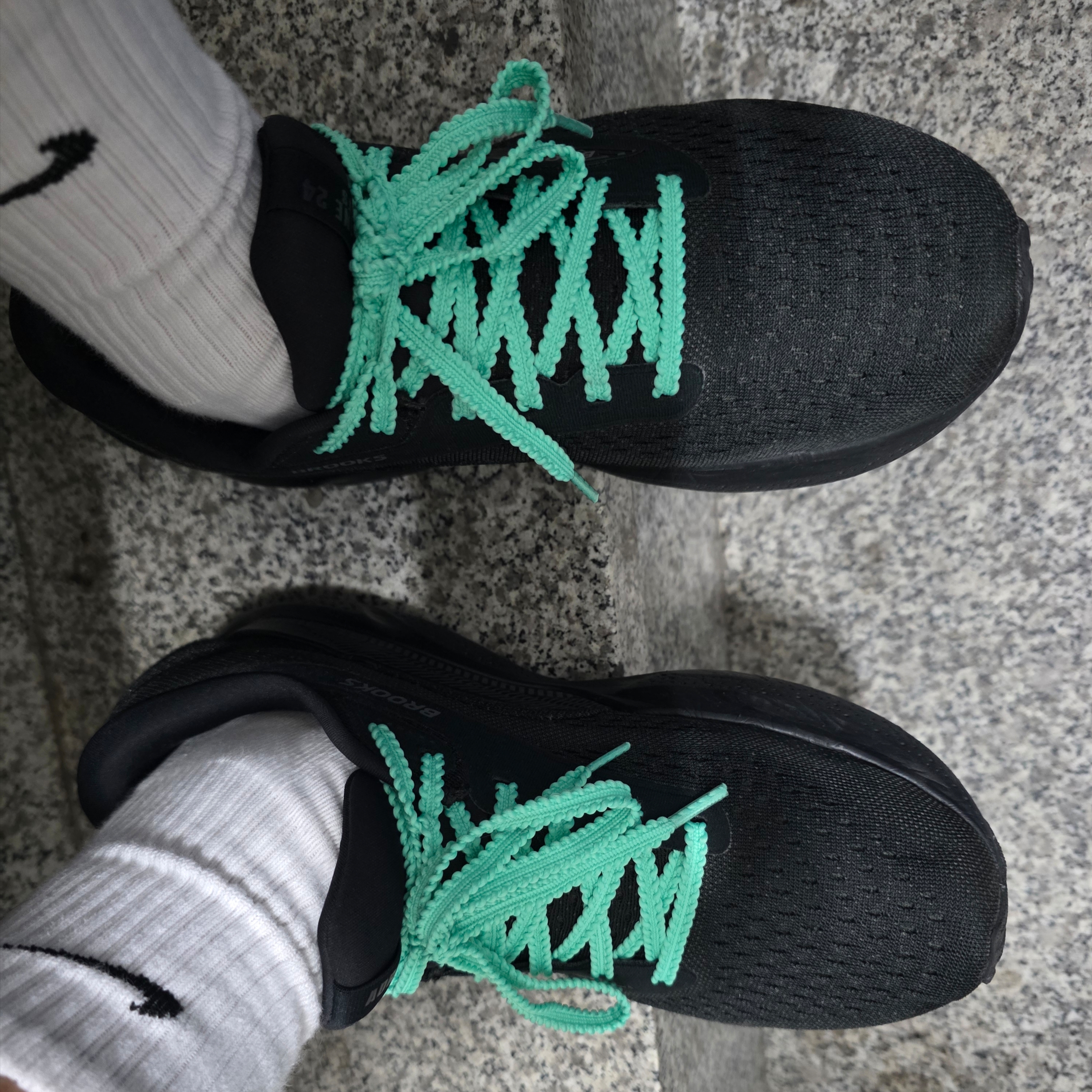 Brooks Running Adrenaline GTS 24 Black Ebony - 2E Wide 착용 스타일