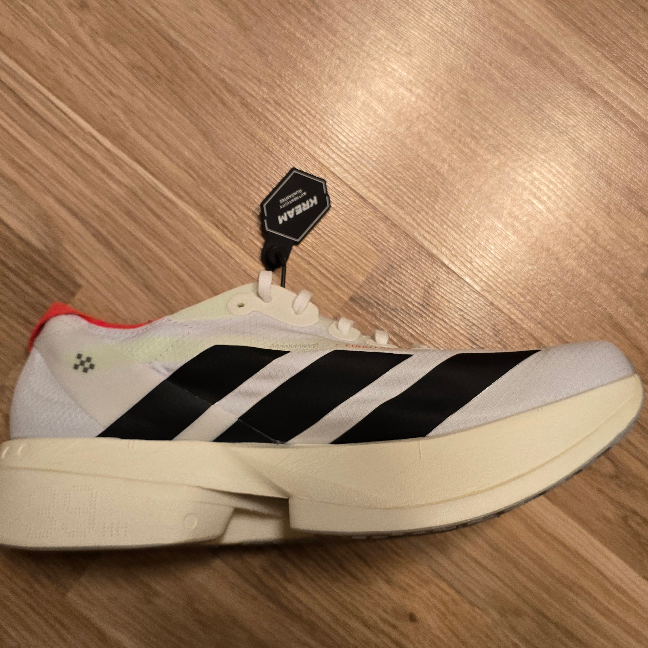 Adidas Adizero Adios Pro 4 Cloud White Core Black 착용 스타일 - 1