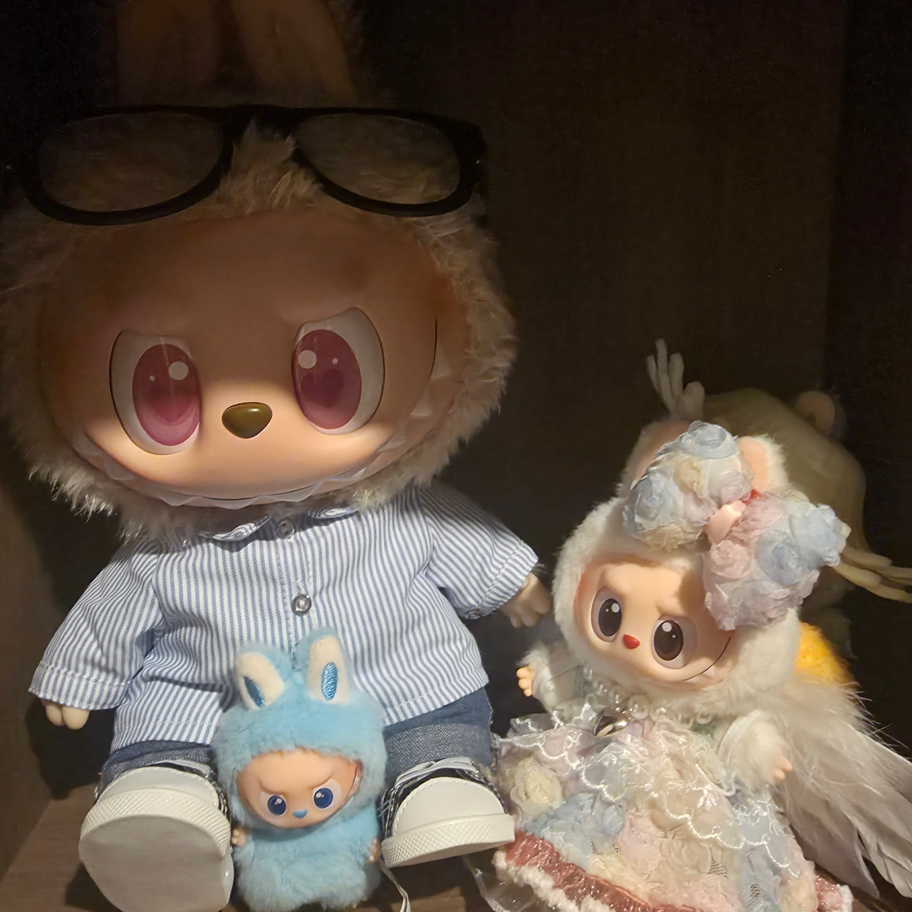 Pop Mart Labubu Flip with Me Doll, Pop Mart Labubu Coca Cola Series Keyring Sealed Case (6 Blind Boxes) 착용 스타일