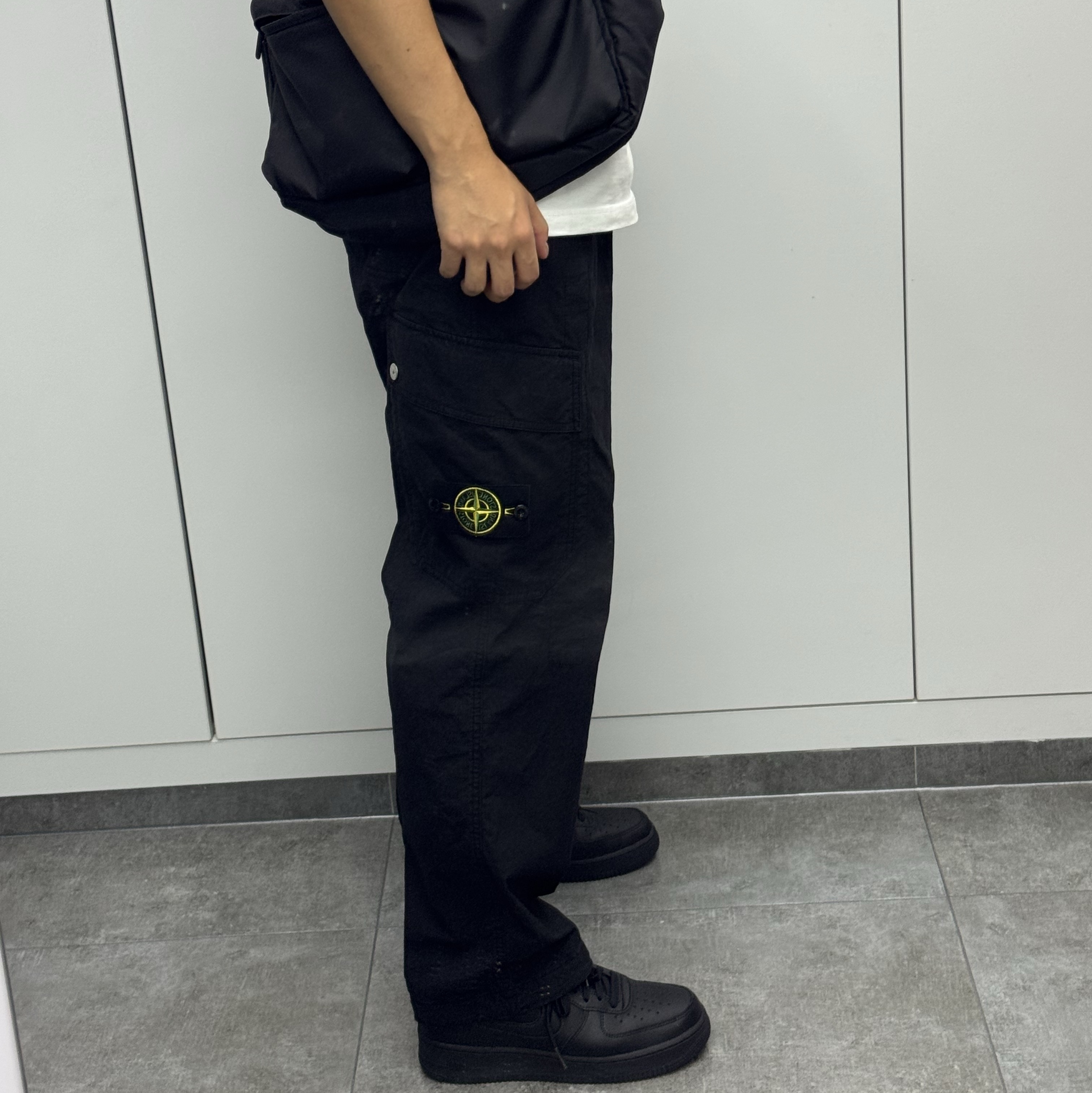 Stone Island 3100022 Mil-Spec Stretch Ripstop-TC Loose Fit Cargo Trousers with Drawstring Cuffs Black - 25SS, Nike Air Force 1 '07 Fresh Black 착용 스타일 - 1