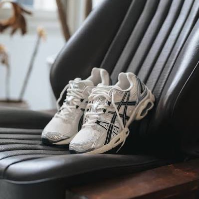 Asics Gel-Nimbus 9 Cream Black 착용 스타일 - 2