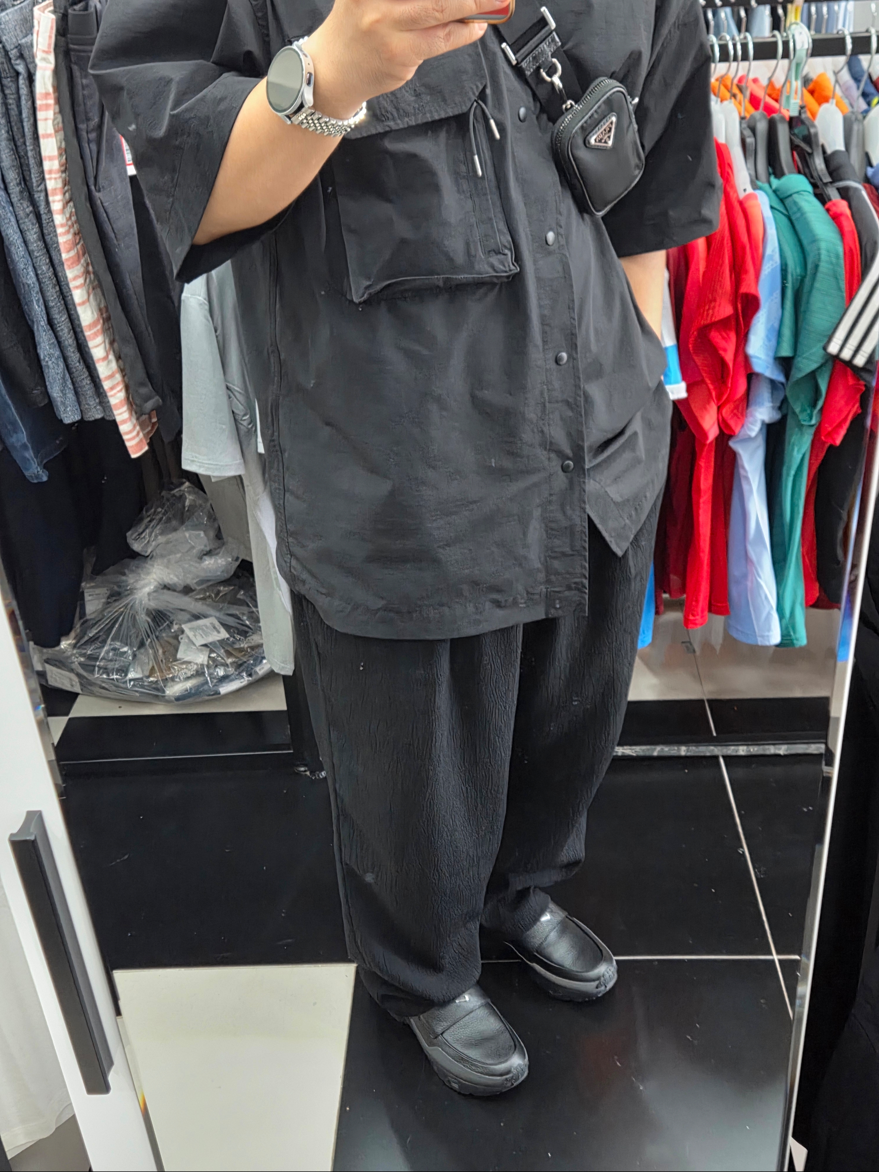 (W) Nike x SWDC Air Max Phenomena Black Metallic Silver, Prada Re-Nylon and Saffiano Leather Shoulder Bag Black 착용 스타일 - 1