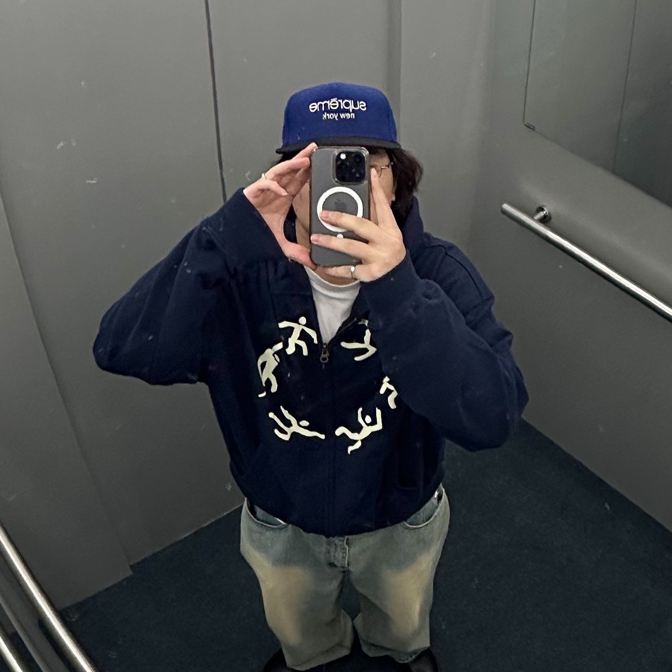 AMOU Dancing Circle Crop Hoodie Zip-Up Navy, AMOU Dancing Circle Crop Hoodie Zip-Up Brown 착용 스타일 - 1
