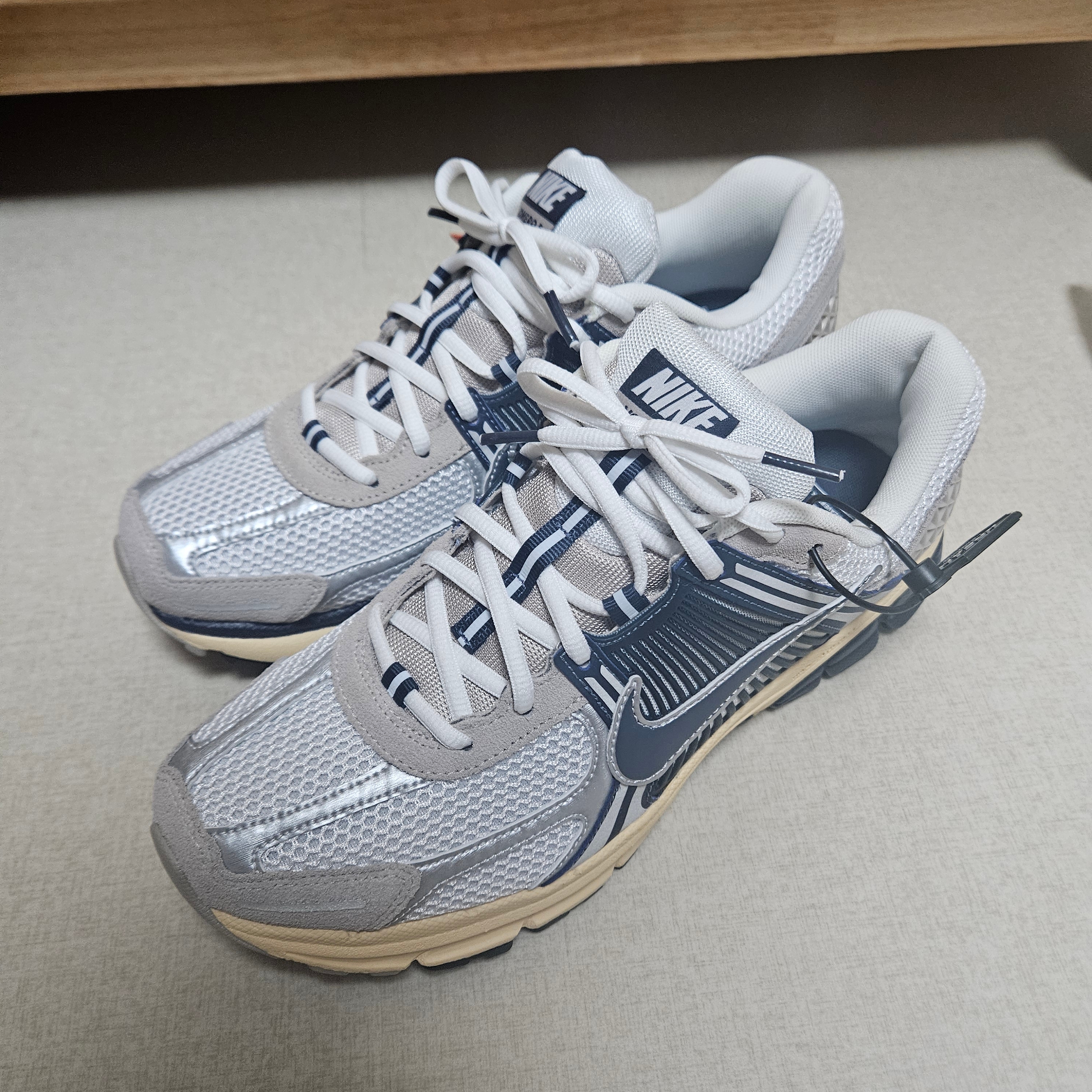 Nike Zoom Vomero 5 White Thunder Blue 착용 스타일