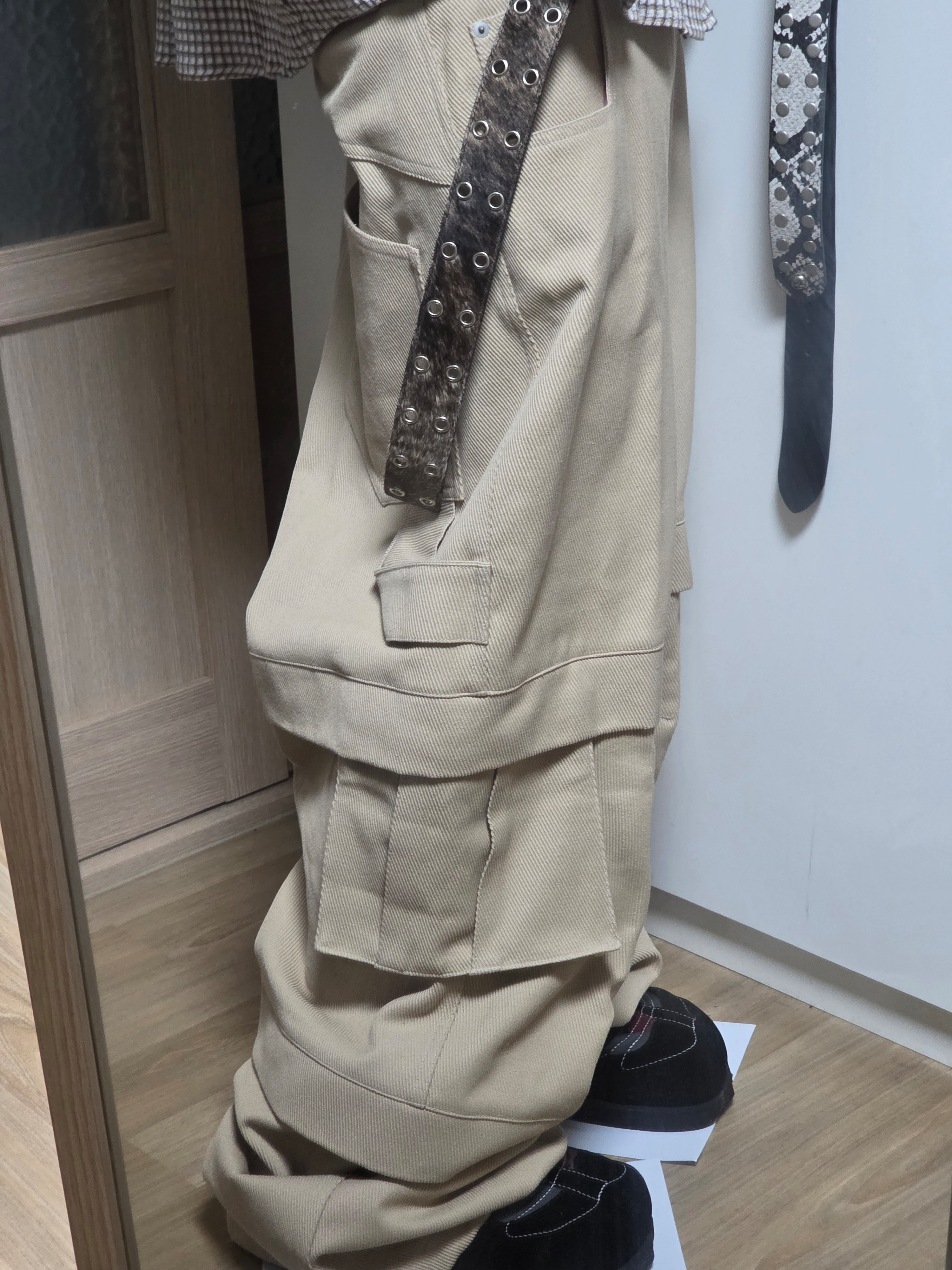 Kamien Titan Baggy Pants Beige, MJD x Kamien Double Hole Belt Oak Brown 착용 스타일 - 1